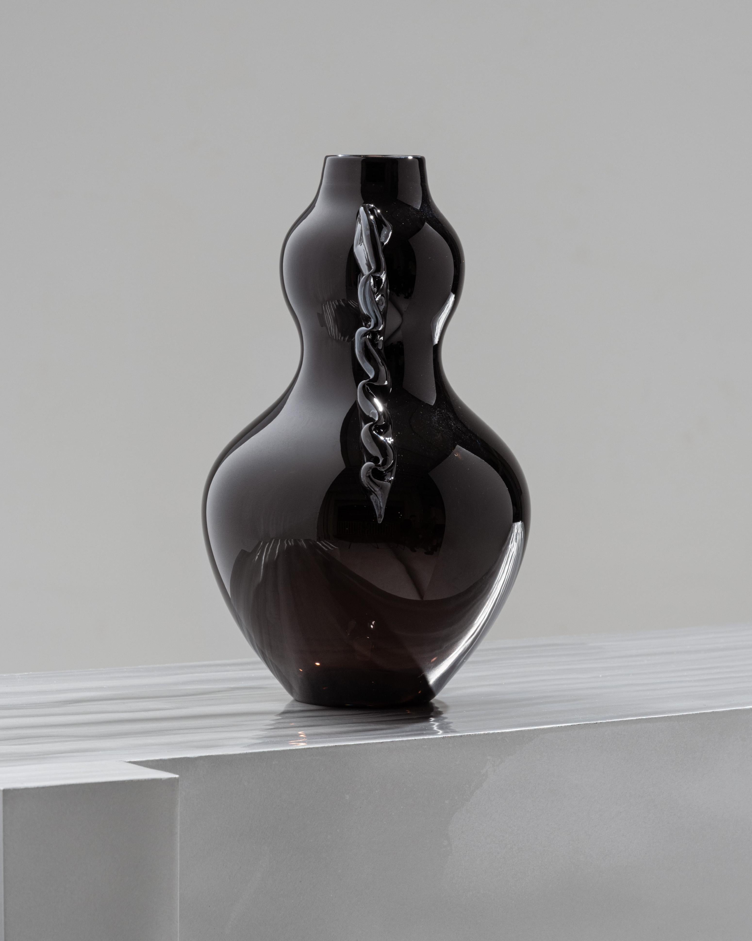 Vase en verre soufflé noir de la collection 