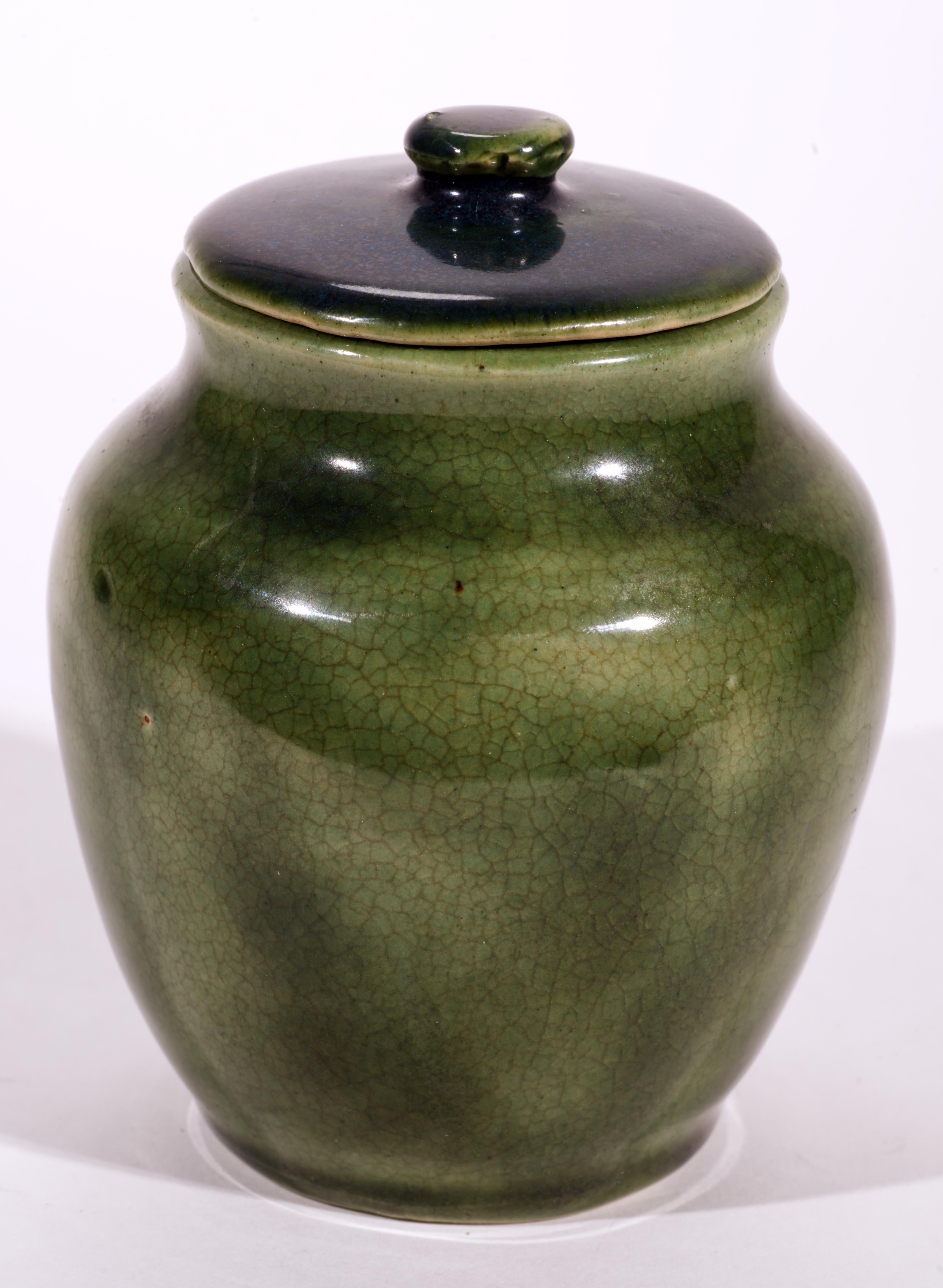  Il bellissimo barattolo di zenzero arrotondato con coperchio è caratterizzato da un complesso smalto verde craquelure; lo smalto oscilla tra il verde bosco e il verde celeste intenso, ha una finitura lucida ed è liscio al tatto. Le superfici