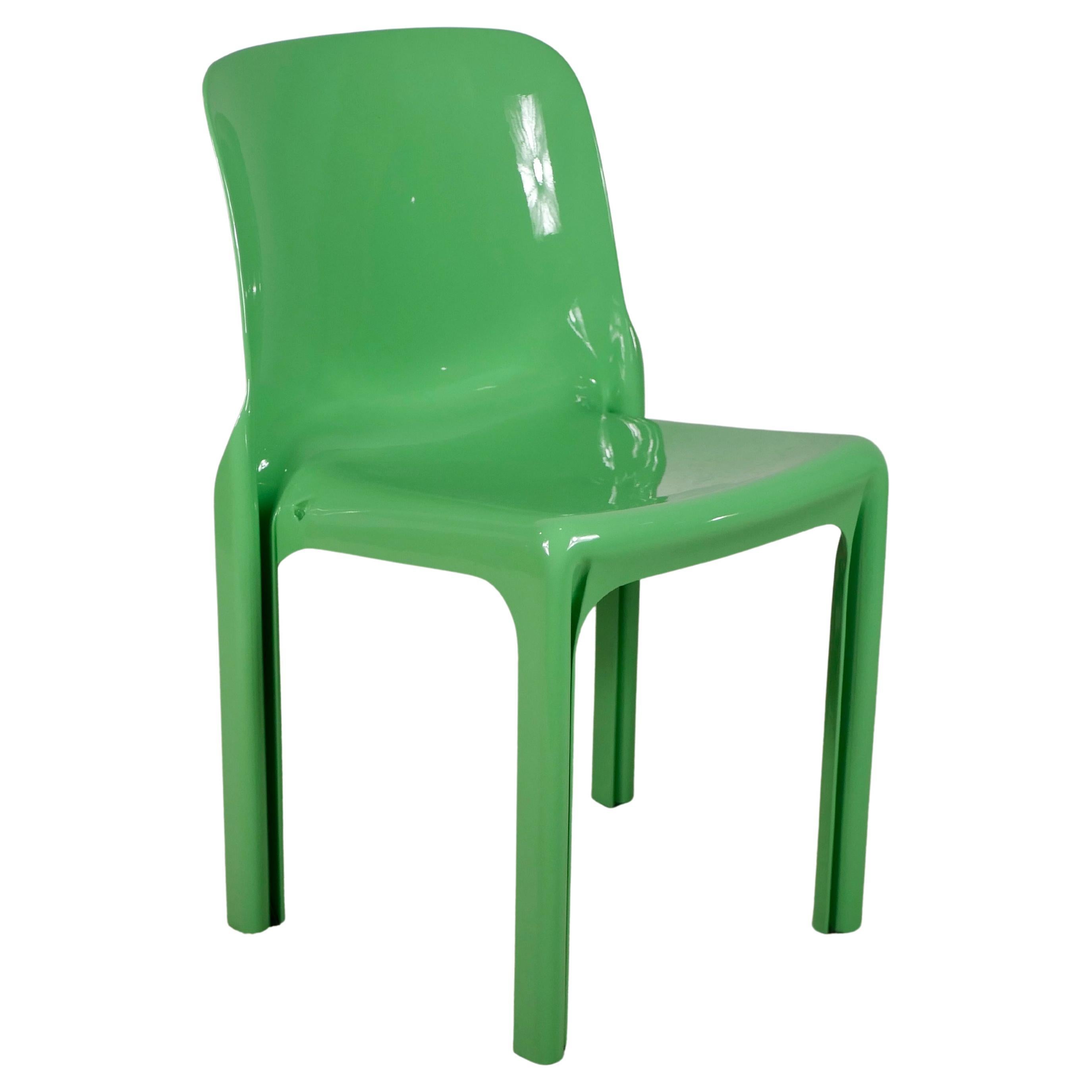 Gorgeous green chairs, Selene model, by Vico Magistretti for Artemide.
Designed in 1966 by the Italian master, the Selene is a stackable and lightweight chair, with S-shaped foot which give sturdiness and stability without adding Material
