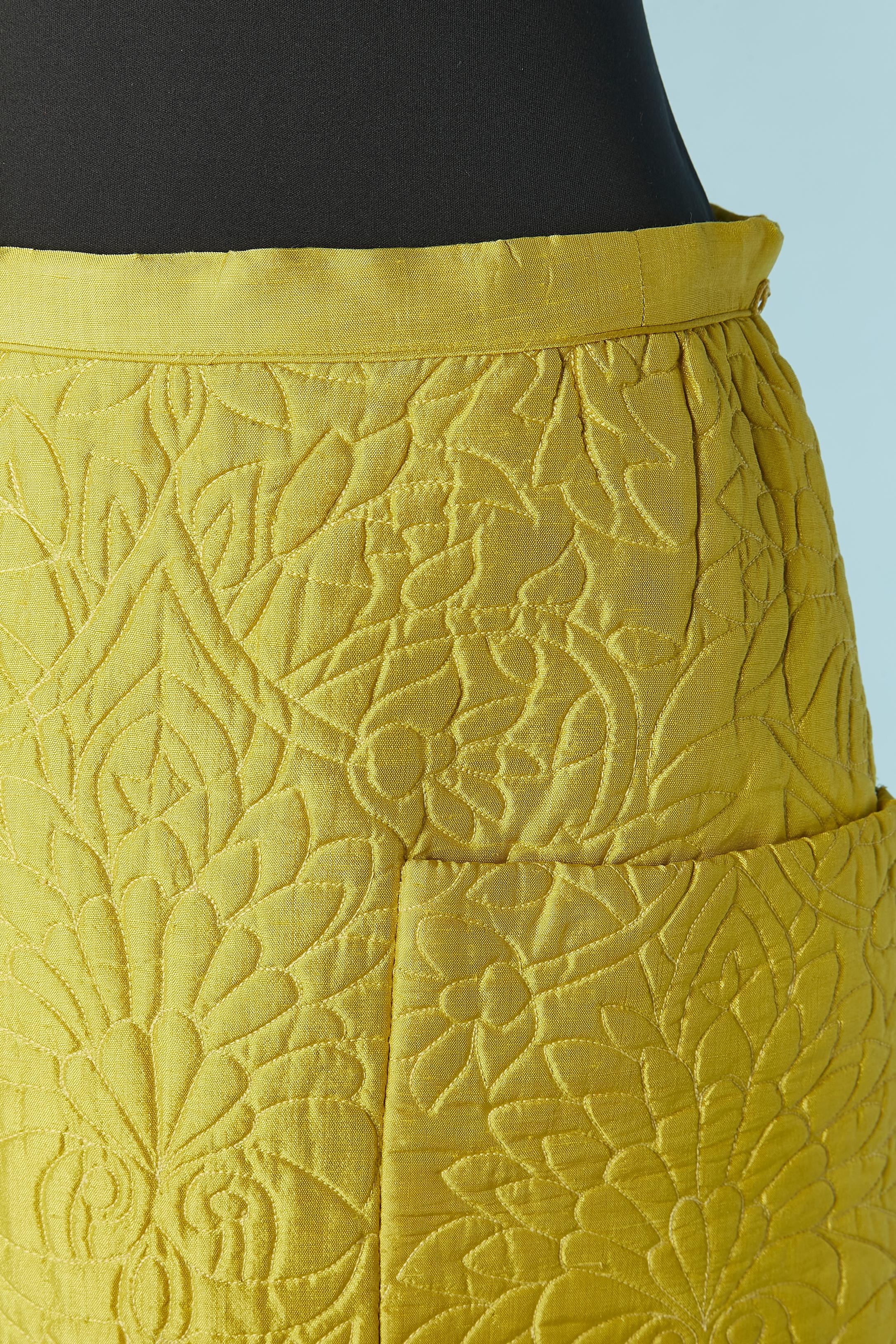 Pistachio green long quilted skirt in raw silk . No fabric composition tag but the lining is probably in rayon. Zip closure on the middle back. Pocket on both side on the front. 
SIZE M 