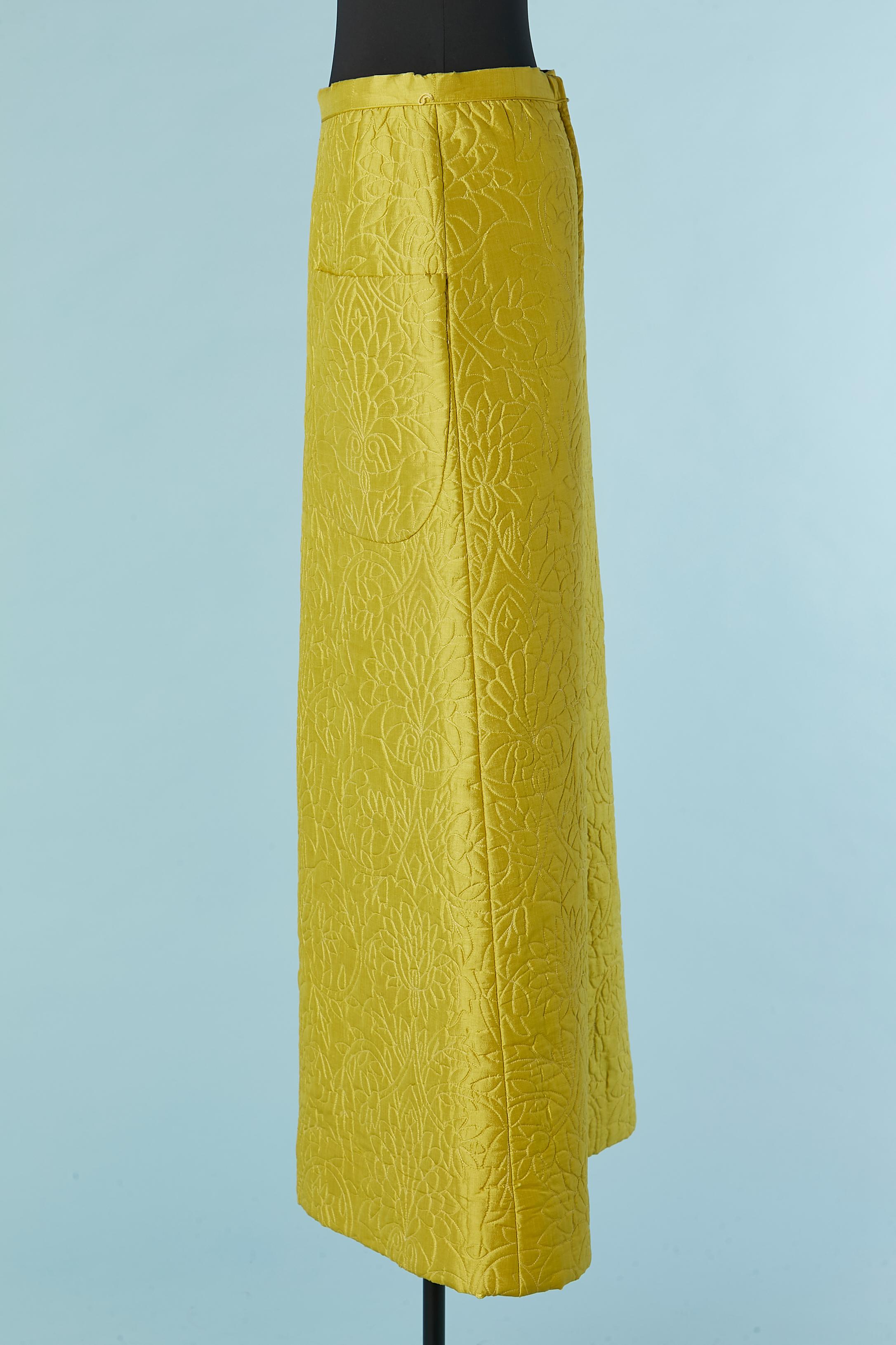 Pistachio green long quilted skirt in raw silk Circa 1970's In Excellent Condition For Sale In Saint-Ouen-Sur-Seine, FR