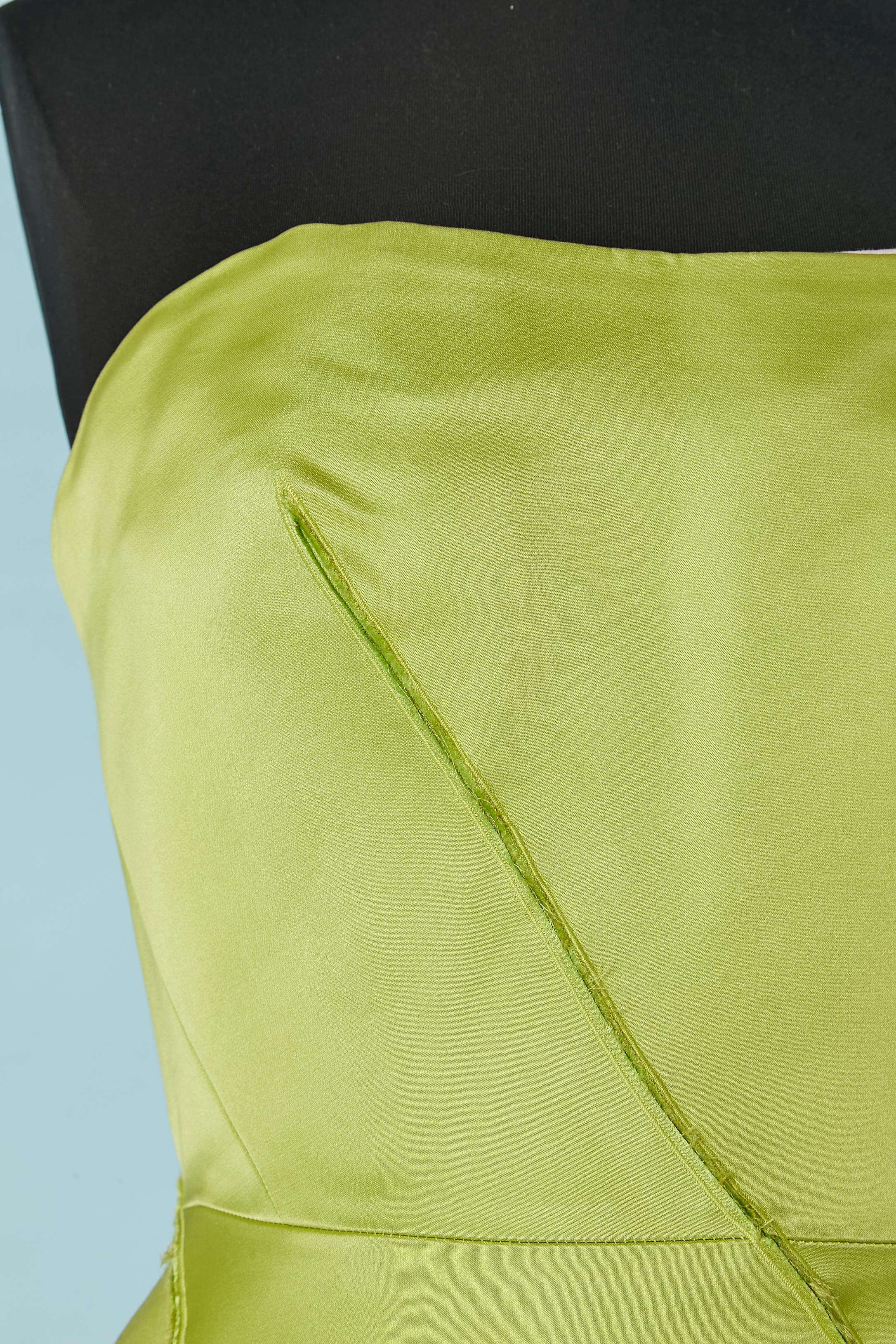 Pistaziengrünes Abendkleid aus Seidensatin mit Bustier und unsichtbarem Reißverschluss auf der linken Seite. Bustier aus Baumwolle mit Knochen, Reißverschluss auf der linken Seite und Bügel-BH. Zuschnittarbeiten und Rohschnittarbeiten. Futter mit