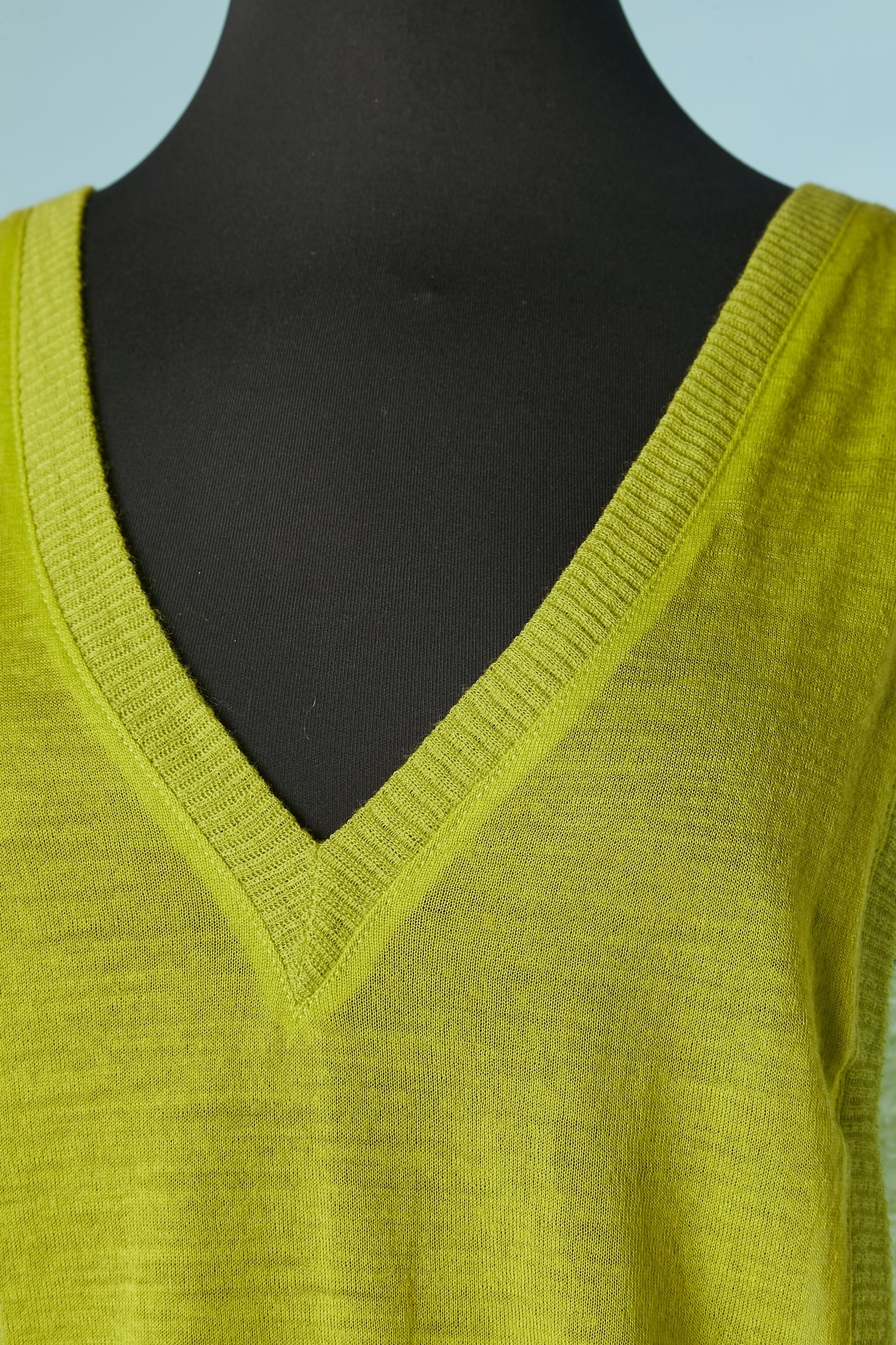 Pistachio green sleeveless sweater. Fabric composition: 50% wool, 50% acrylic. 
SIZE S on tag  but fit M 