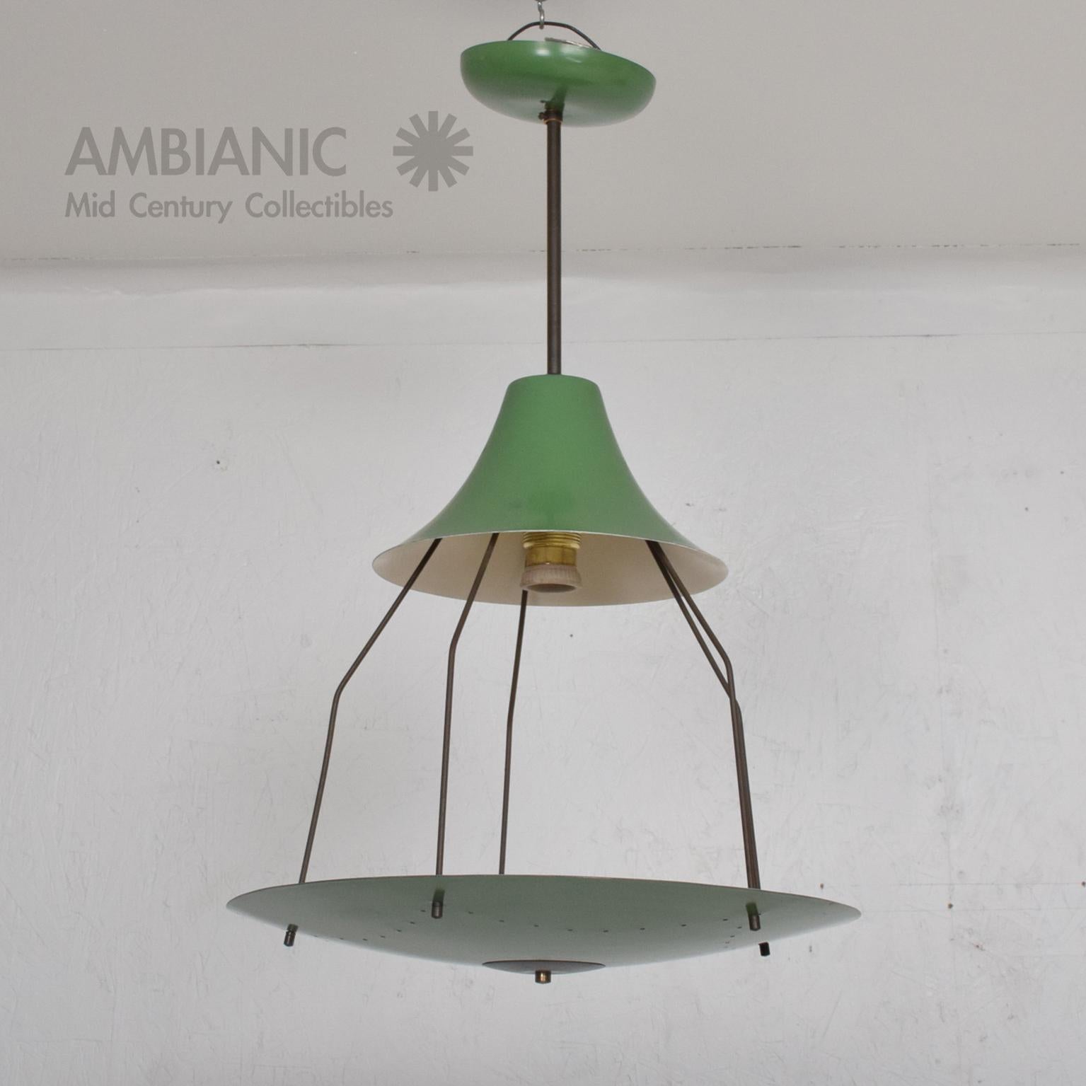 Vintage green Italian tiered chandelier 1950s Mid-Century Modern, Italy, manner of Stilnovo.

Designed with one single exposed bulb. Brass hardware with painted aluminum shades in a pleasant pistachio green.

Measures: 23