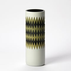 Arlequin pistache, vase en verre à motifs noir, blanc et olive de Sarah Wiberley