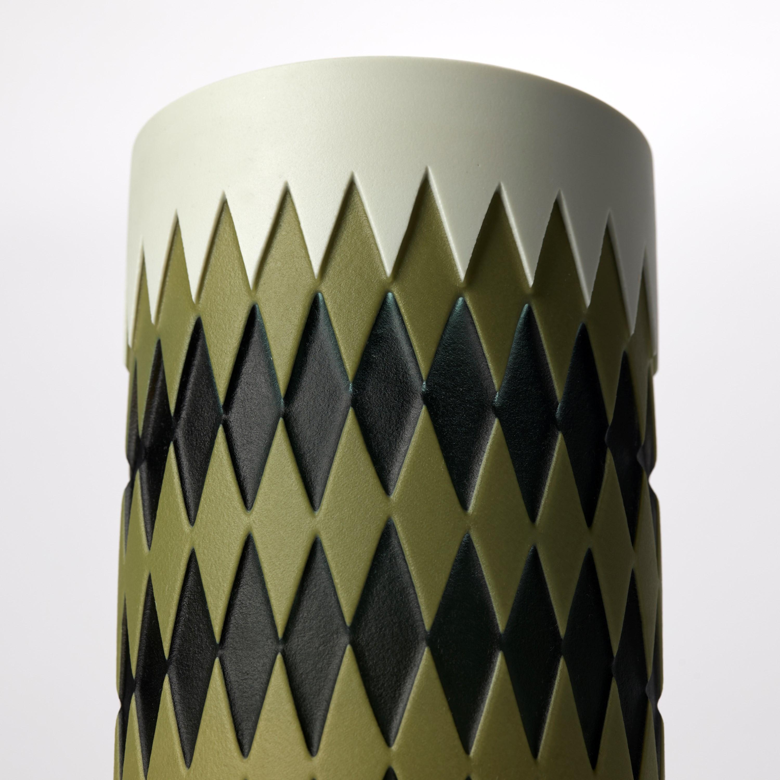 Fatto a mano Pistacchio Arlecchino, vaso in vetro a motivi neri, bianchi e olivastri di Sarah Wiberley in vendita
