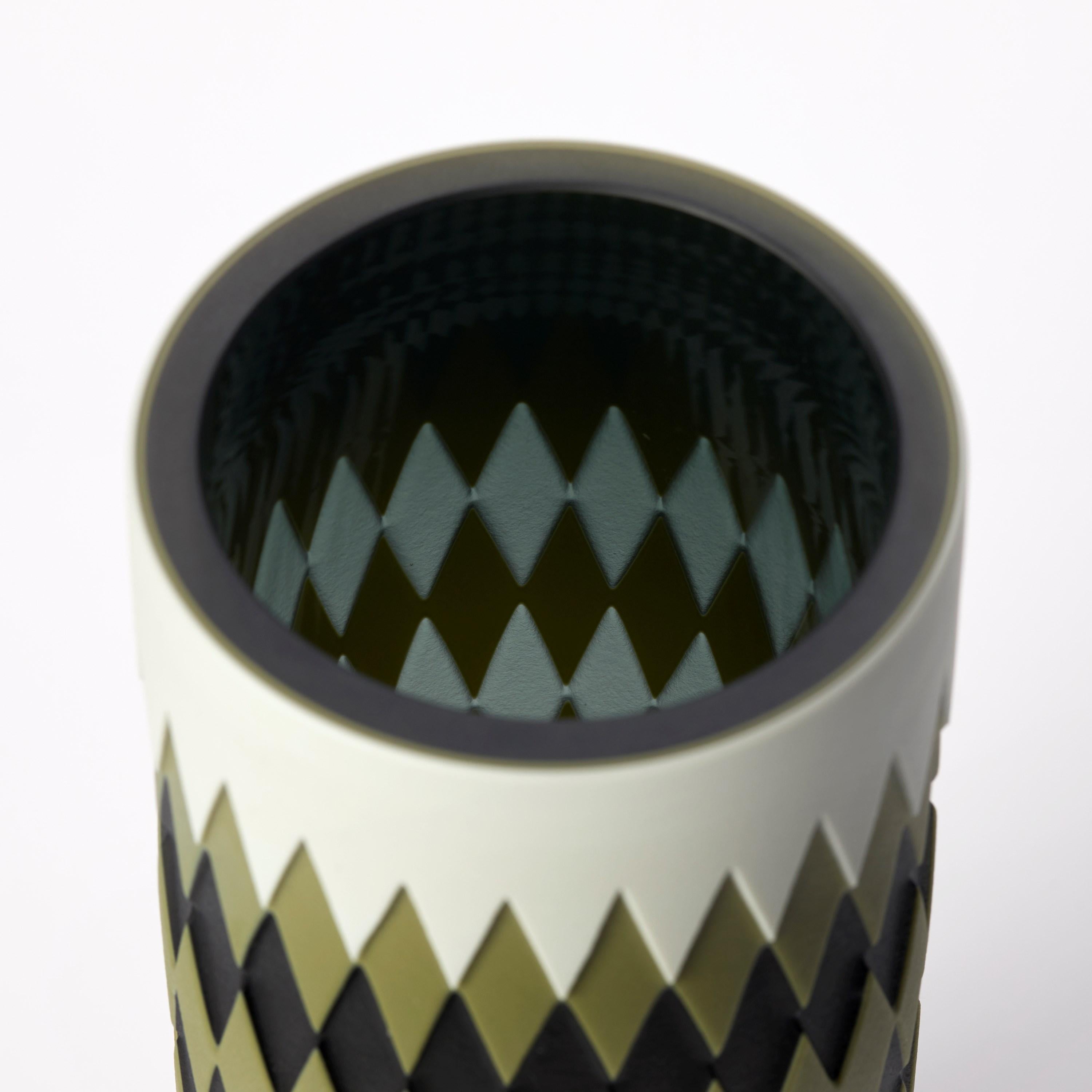 Pistacchio Arlecchino, vaso in vetro a motivi neri, bianchi e olivastri di Sarah Wiberley In condizioni Nuovo in vendita a London, GB