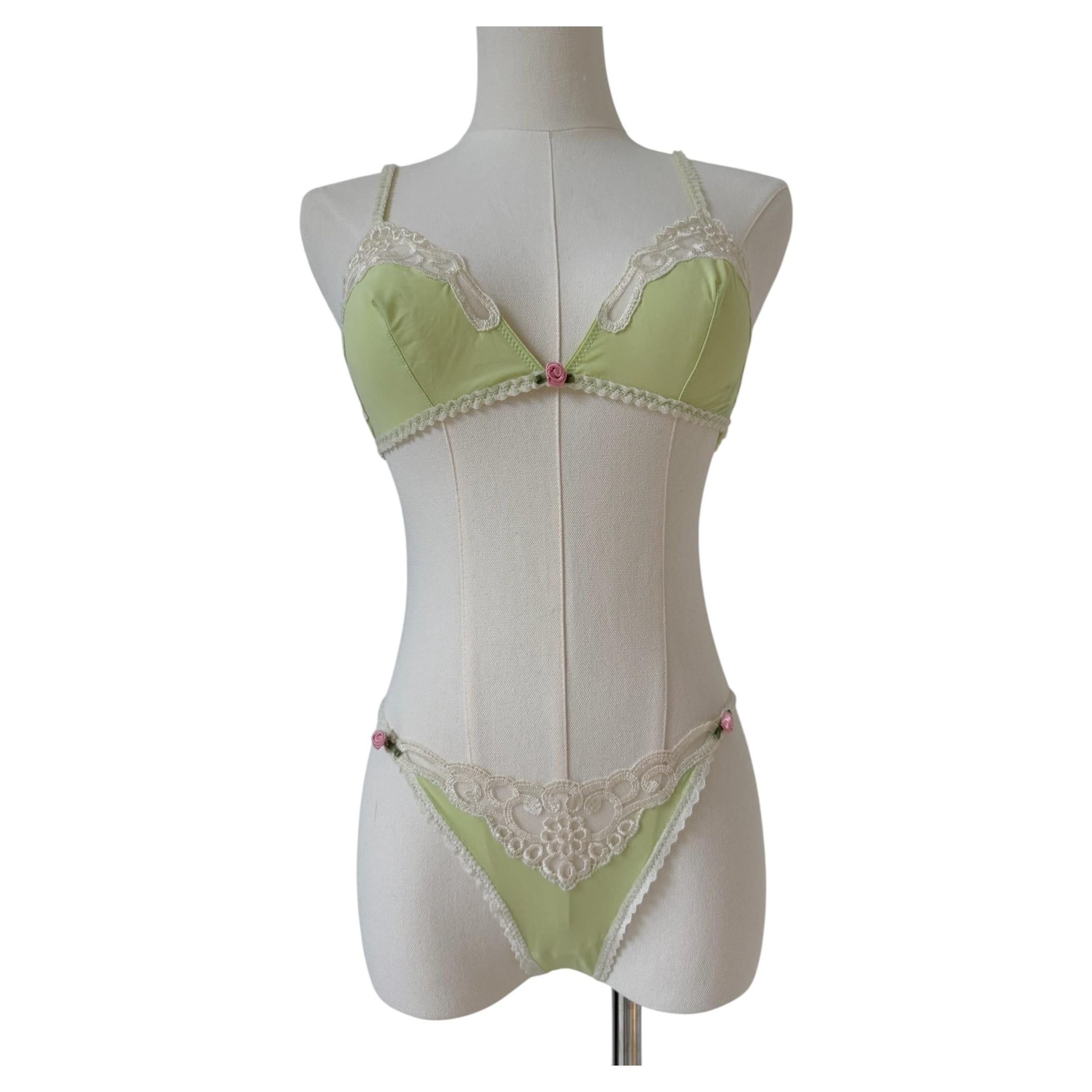 Conjunto de bralette y tanga de encaje pistacho
