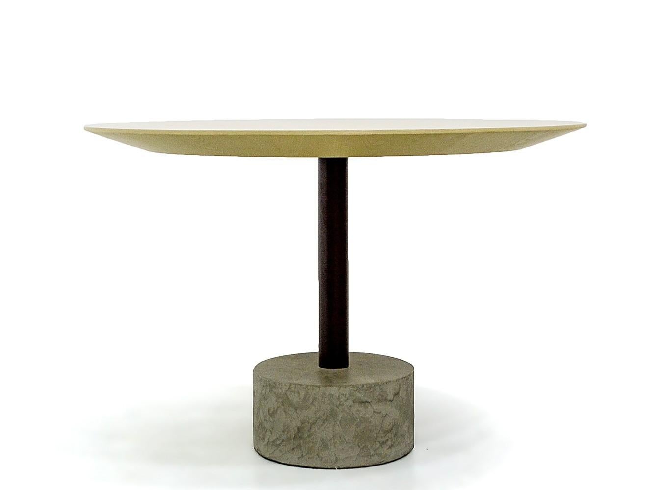 Cette belle table est fabriquée en béton, en acier et en chêne. Il peut servir à de multiples usages et s'adapter à différents types d'intérieurs, car il est disponible en plusieurs dimensions possibles. L'auteur, Arthur Casas, est l'un des plus