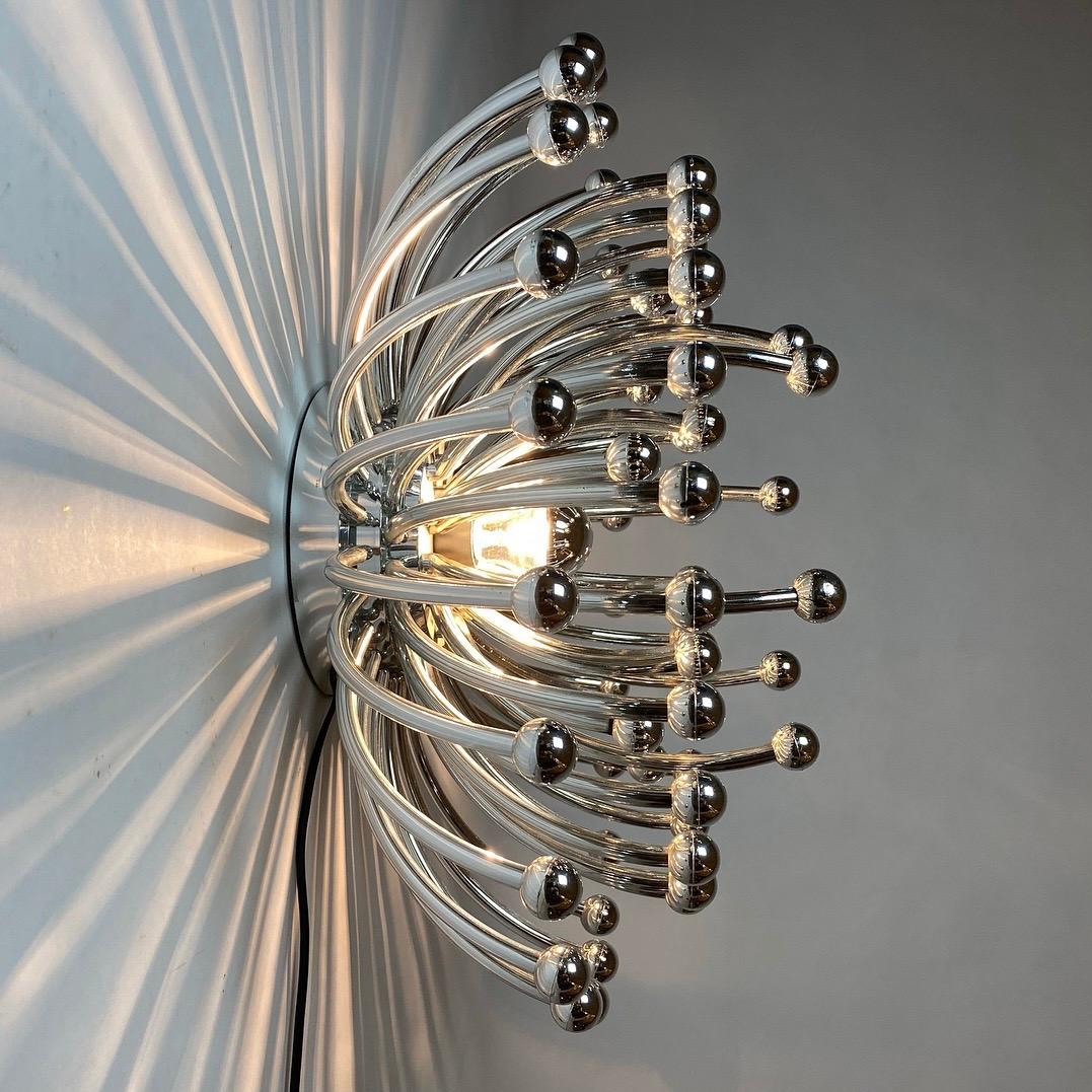 Elegant and wall art is the words that descripes this stunning italian design light best. 

Excellent vintage condition with very few age related signs. 

Design by Studio Tetrarch for Valenti Luce 1969. 

Light source: E27 / E26 edison screw