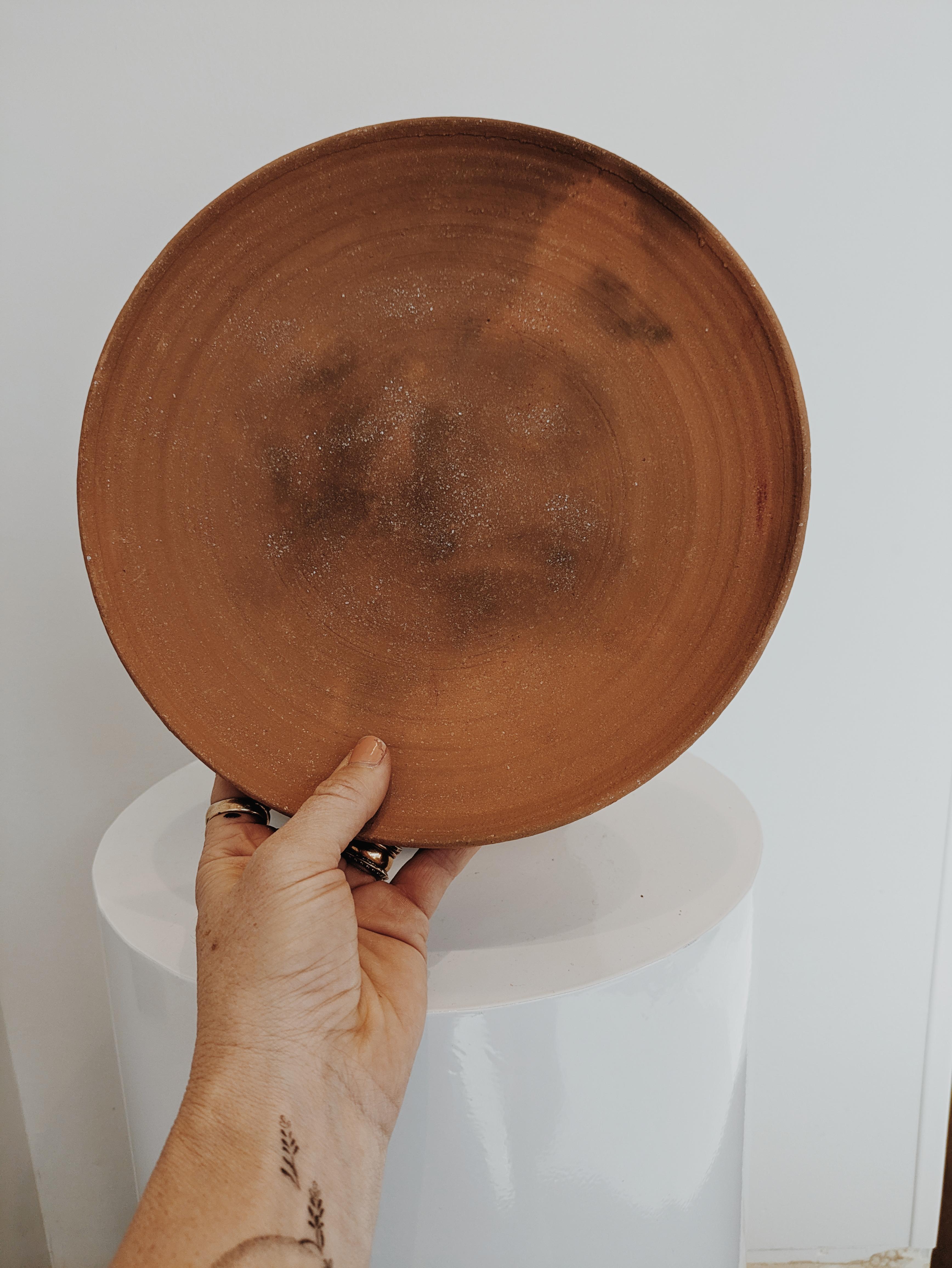 Inspiriert von der alten Kunstform des Brennens von Keramik in einer Erdgrube, ist Erin Hupps neueste Kollektion von Grubenbrandkeramik ein einmaliges Werk, das es nur einmal im Jahrzehnt (oder im Leben) gibt.

Jedes Stück wird von Hand aus einem