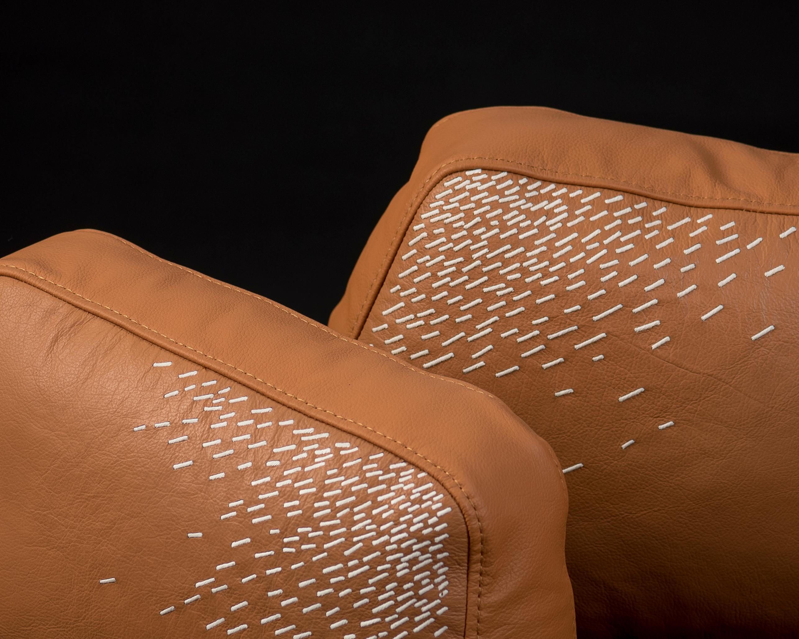 Le Piteado est l'incarnation de l'artisanat de Jalisco : chaque point de couture de la fibre de maguey sur le cuir teinté porte en lui des siècles de tradition. Les coussins Pita reflètent l'intemporalité de la technique, dont la broderie délicate