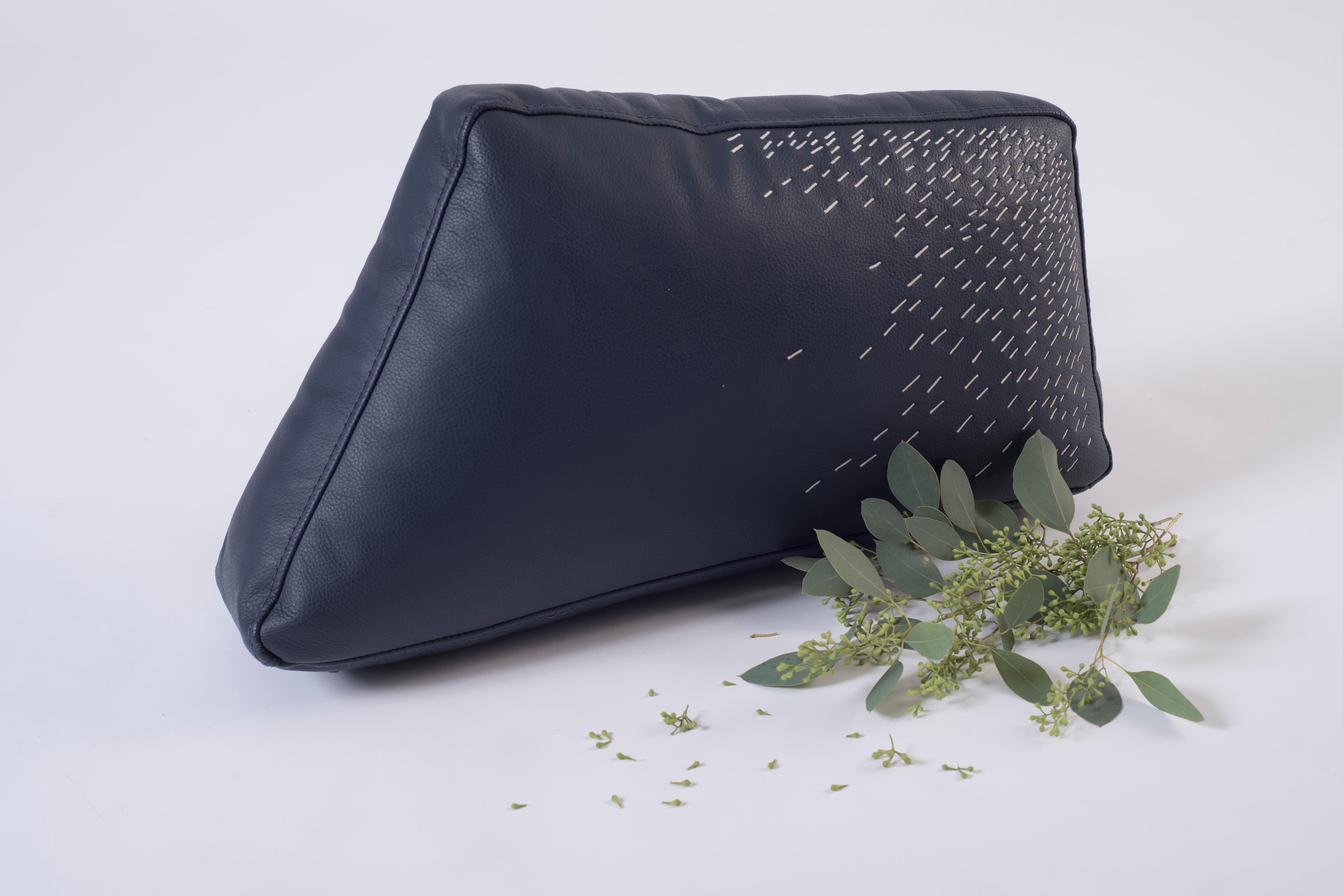 Piteado is the embodiment of Jalisco’s craftsmanship, every stich of the maguey fiber on the tinted leather carries with it centuries of tradition. The Pita cushions reflect the timelessness of the technique, whose delicate embroidery shines through