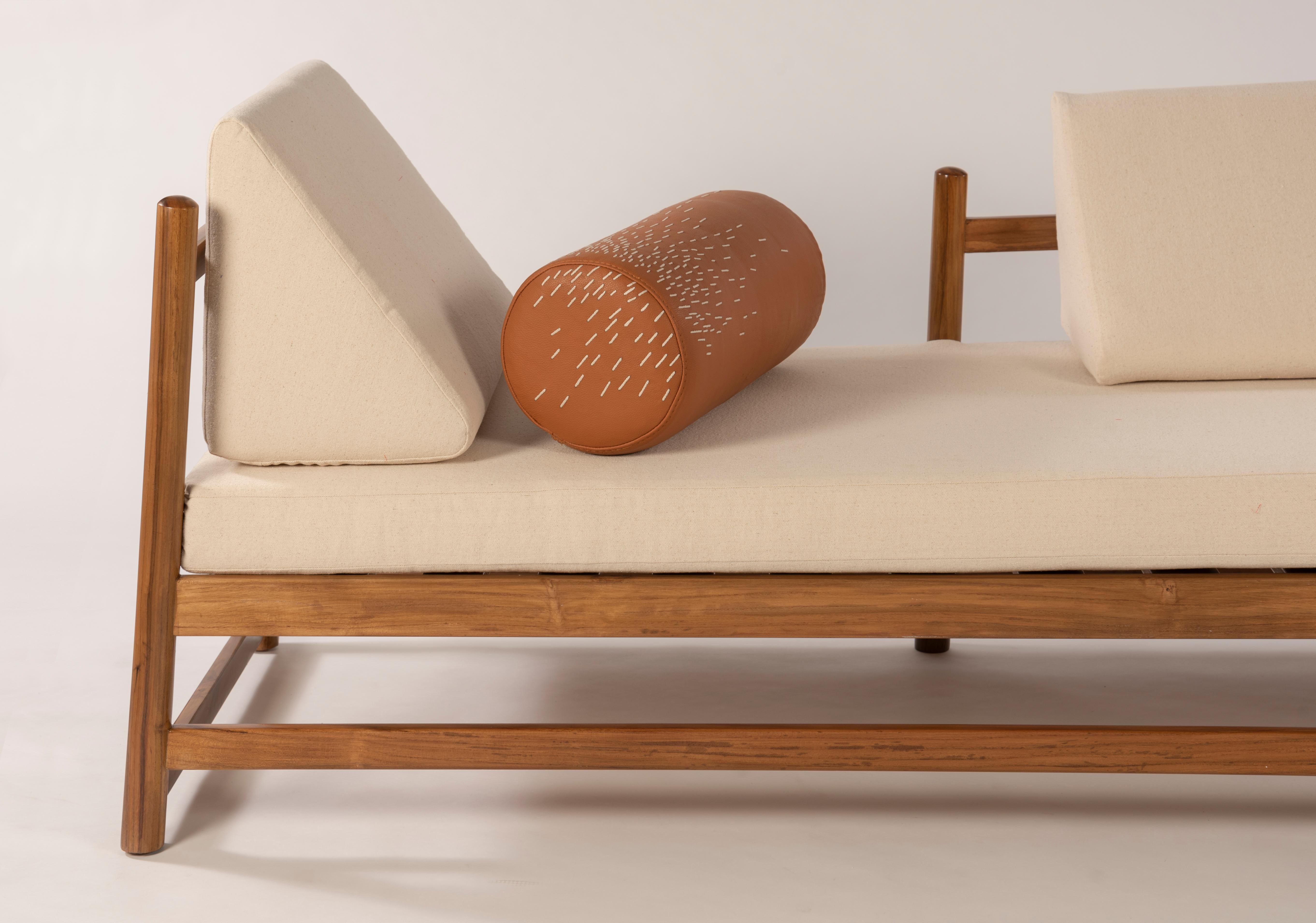 La cama de día para exteriores Pita ha sido creada para proporcionarte el tan necesario tiempo de relax. Hecha a mano en madera de teca y tapizada en tejido Sailcloth Shell color Sunbrella ¡Relájate donde te apetezca: en el patio, la terraza o
