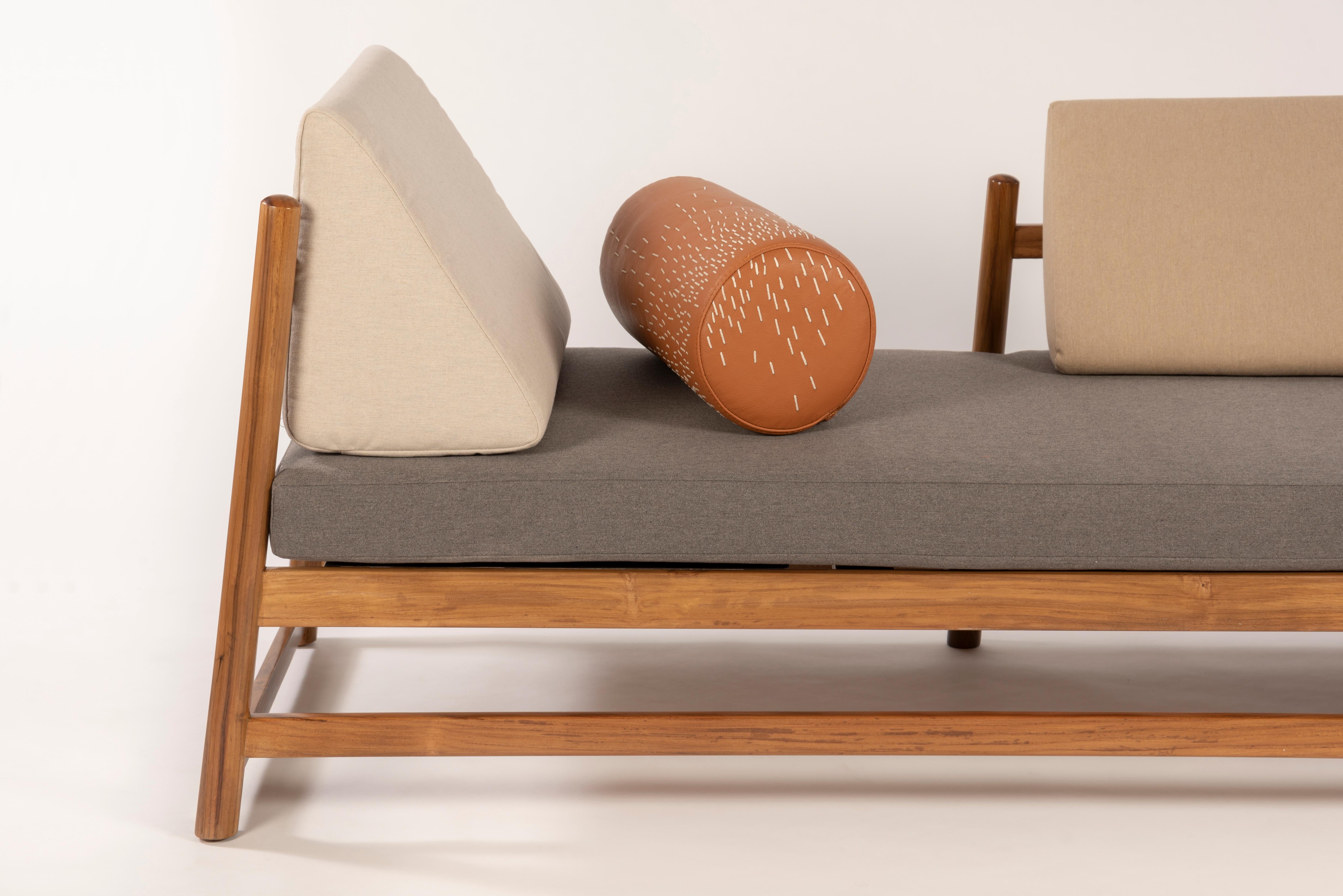 La cama de día para exteriores Pita ha sido creada para proporcionarte el tan necesario tiempo de relax. Hecha a mano en madera de teca y tapizada en tejido vaquero blanco roto o Sunbrella neutro. Relájate donde te apetezca: en el patio, en la