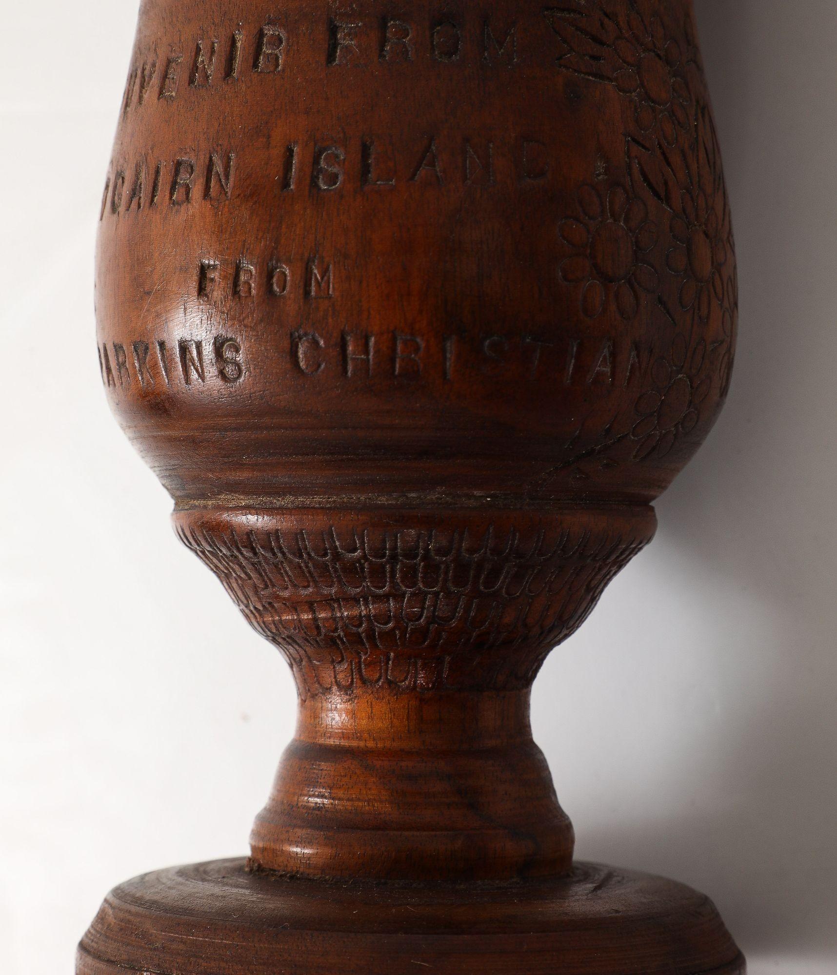 Insolito vaso o beverino in legno di miro tornito proveniente dall'isola di Pitcairn e realizzato da Parkins Christian, un discendente di Christian Fletcher Christian, leader dell'Ammutinamento del Bounty. Il vaso è tornito e intagliato con