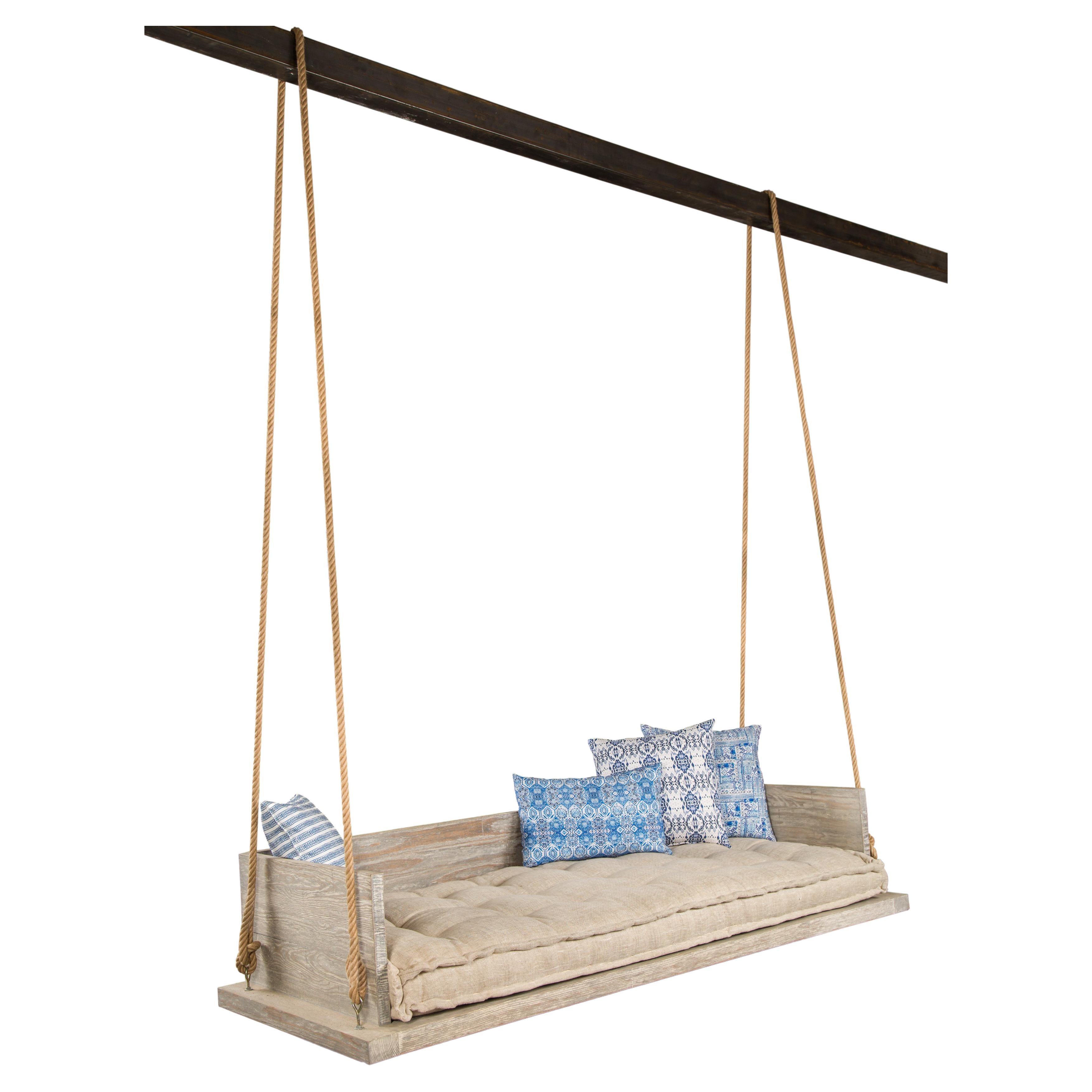 Pitch Pine Grau gebeiztes Swing-Sofa für den Außenbereich mit ägyptischen Polsterungen im Angebot