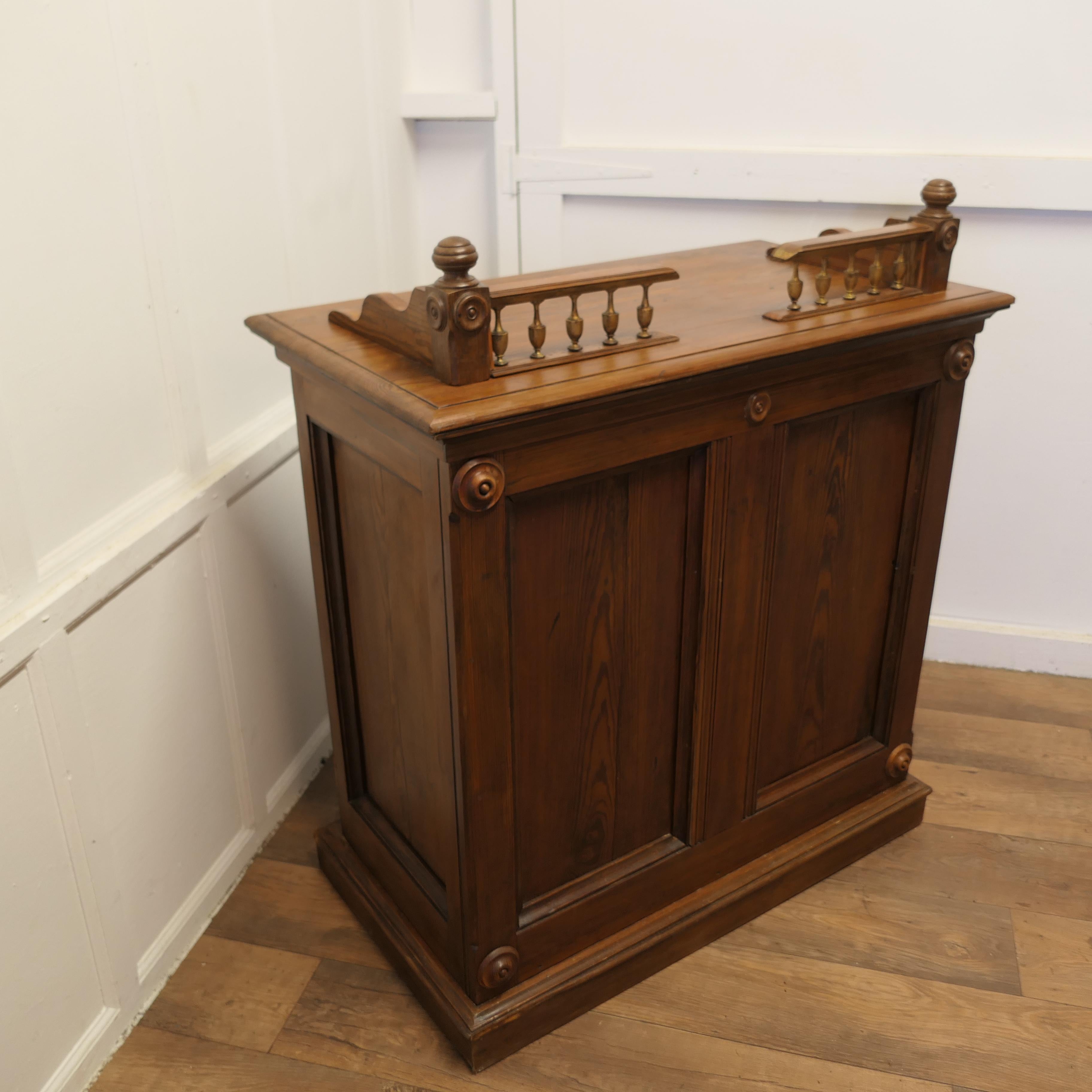 Pitch Pine Hotel Restaurant Reception Hostess Greeting Station  In Good Condition For Sale In Chillerton, Isle of Wight