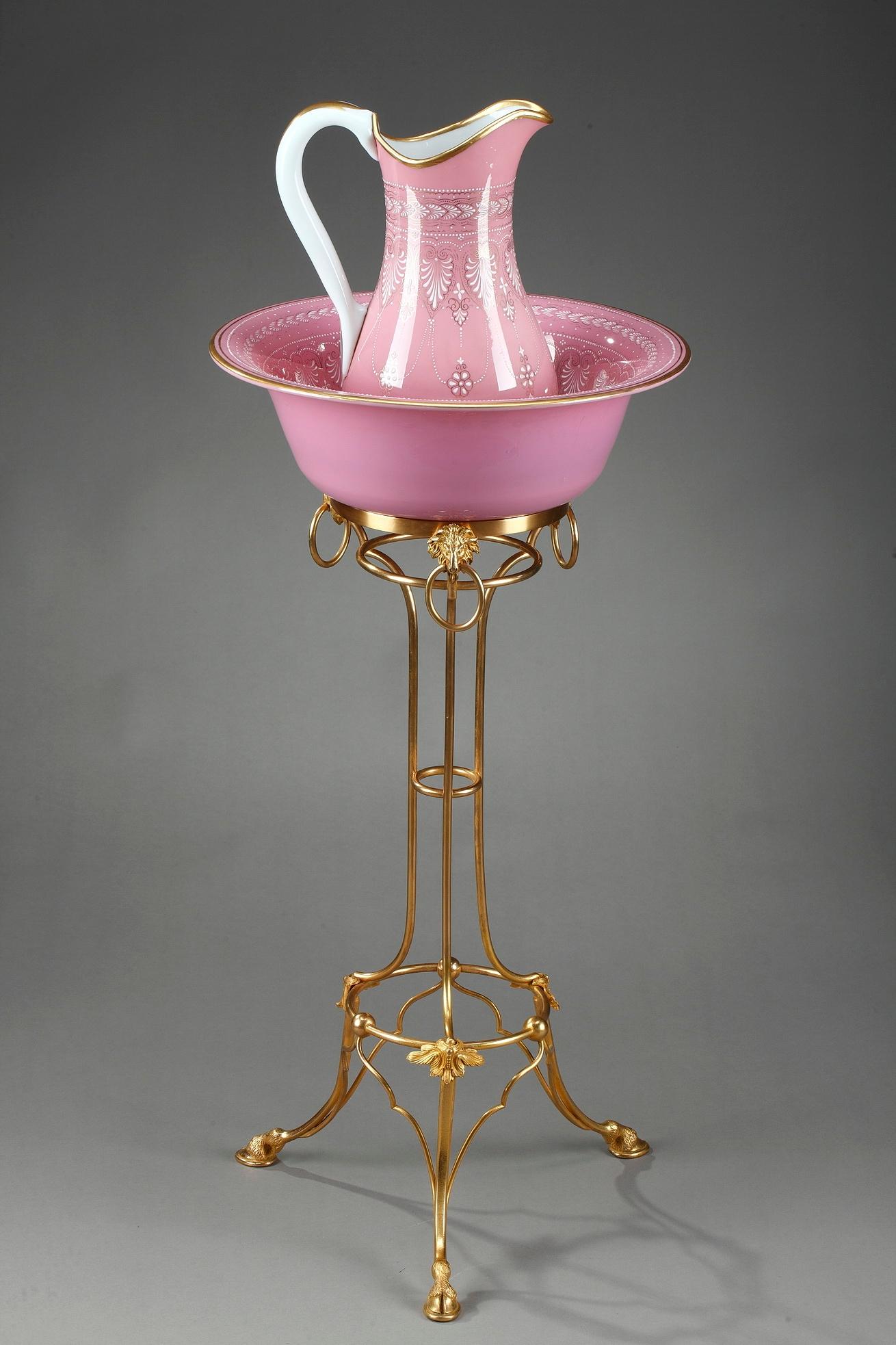 Pitcher and Its Opaline Basin on a Gilt Bronze Base, 19th Century In Good Condition For Sale In Paris, FR