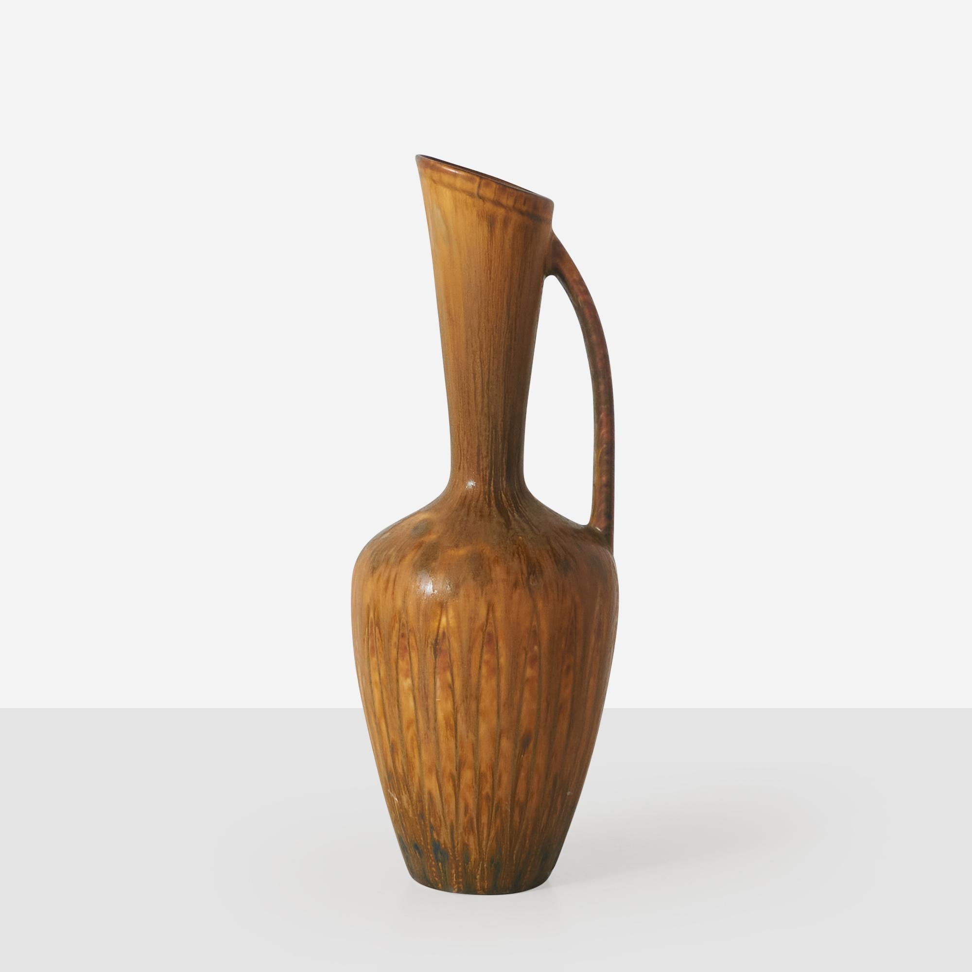 Ein sehr kleiner Krug oder Vase in Hasenfellglasur in Gelb und Senf von Gunnar Nylund für Rorstrand. Auf der Unterseite sind sowohl der Urheber als auch die Herstellermarke eingeprägt. 
