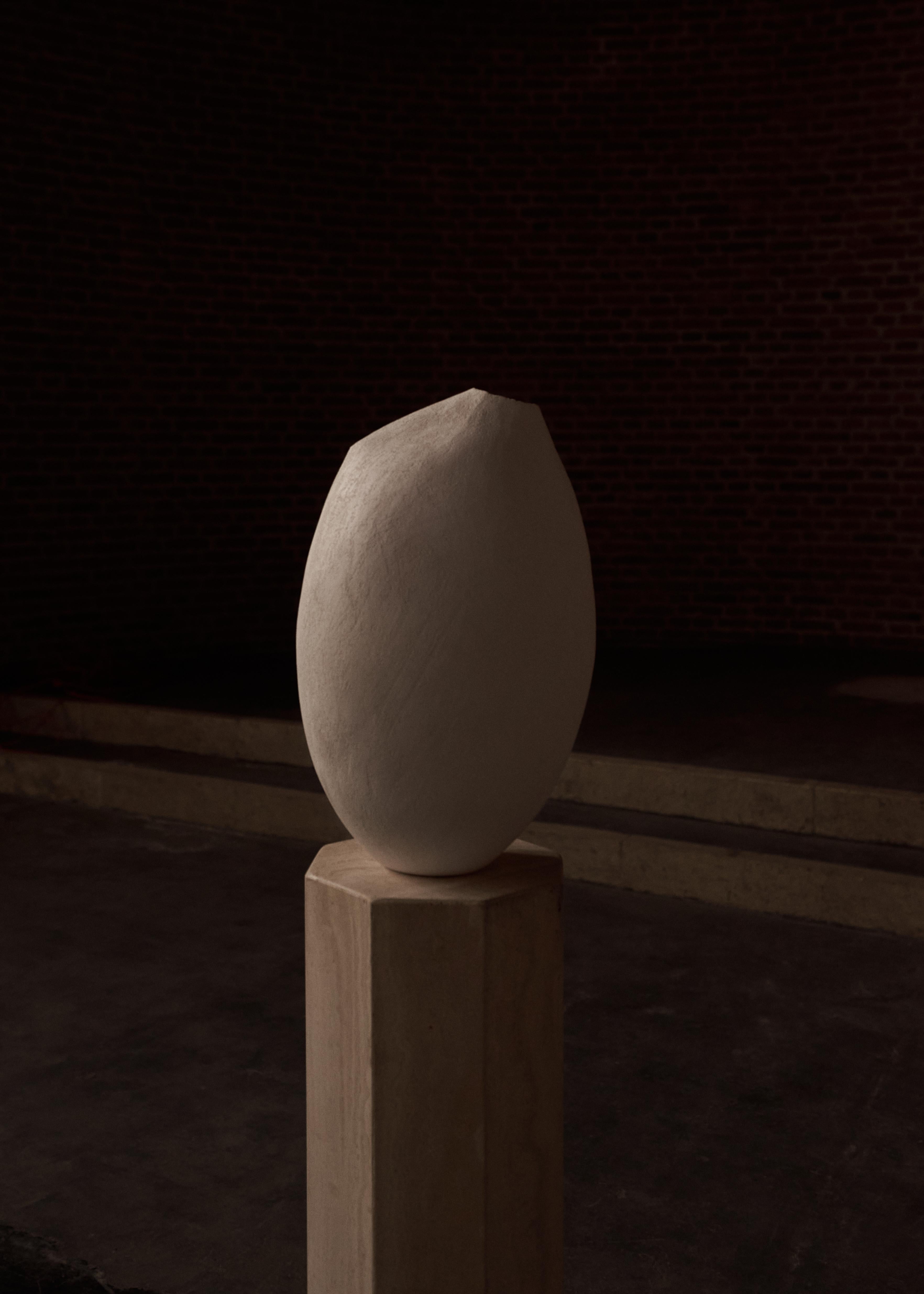 Brocca di Laura Pasquino
Edizione limitata di 8 esemplari
Dimensioni: D. 31 x H. 48 cm
Materiale: Porcellana a pasta morbida, smalto.
 
Laura Pasquino
Incorporando riferimenti alle antiche ceramiche coreane e ai principi dell'estetica giapponese del