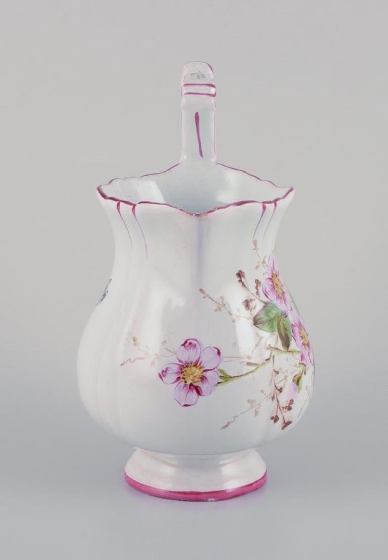 Krug aus Fayence mit Motiven von Blumen und Insekten. Stil von Emile Gallé (Unbekannt) im Angebot