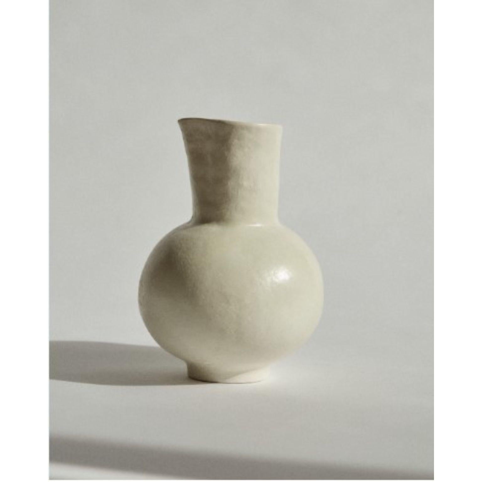 Pitcher of water in white by Marta Bonilla
Dimensions: D8 x H22 cm
Materials: Terracotta, clay
Pitcher of water in white: Water jug modelled by hand enamelled in a satin white.
Marta Bonilla designs and creates her pieces in Barcelona, where her