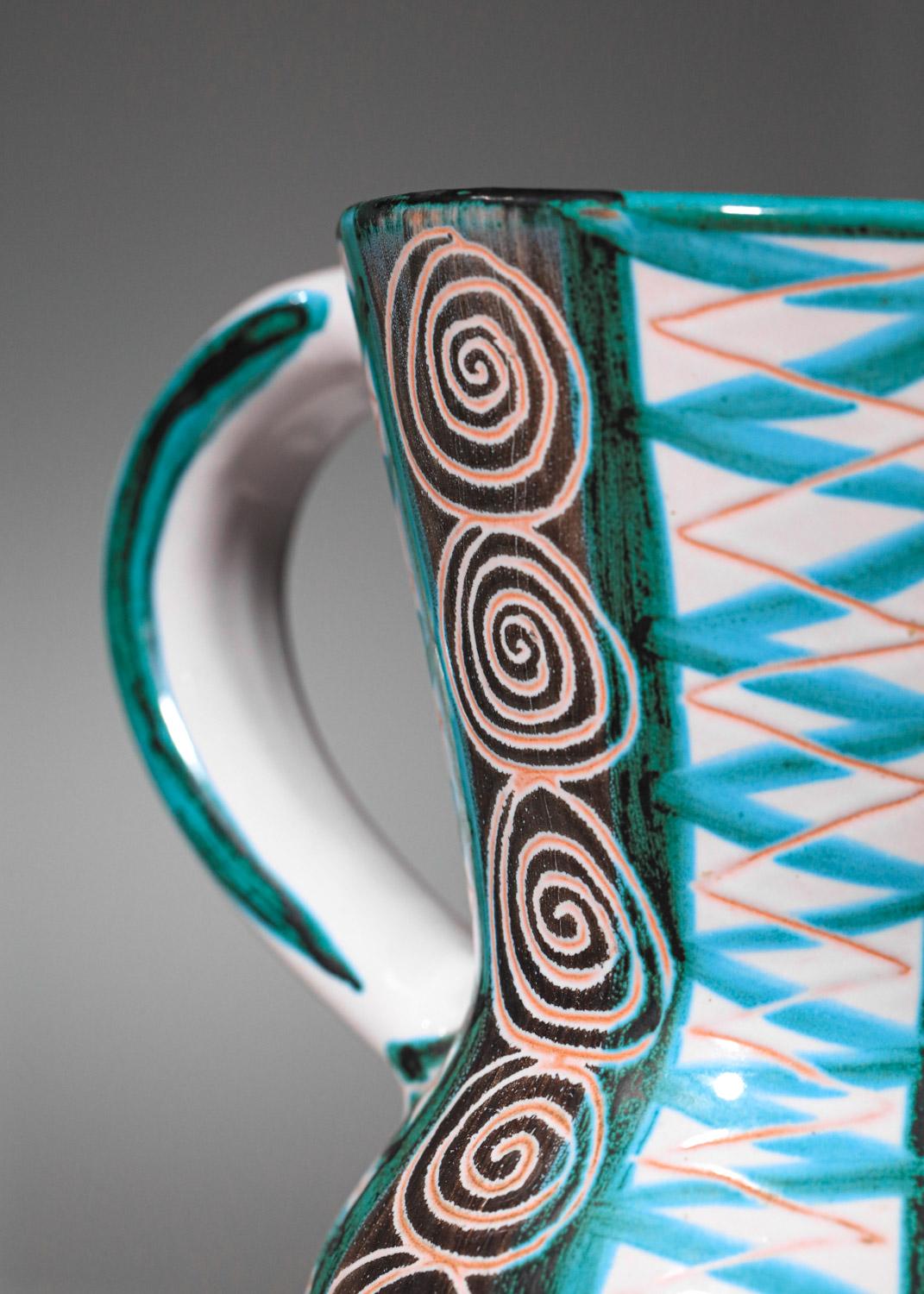 Vase en céramique des années 1960 de l'artiste français Robert Picault, originaire de Vallauris. La céramique est émaillée dans des tons de bleu, de vert et de blanc, avec des décorations géométriques sur l'ensemble, typiques du céramiste. Très bel