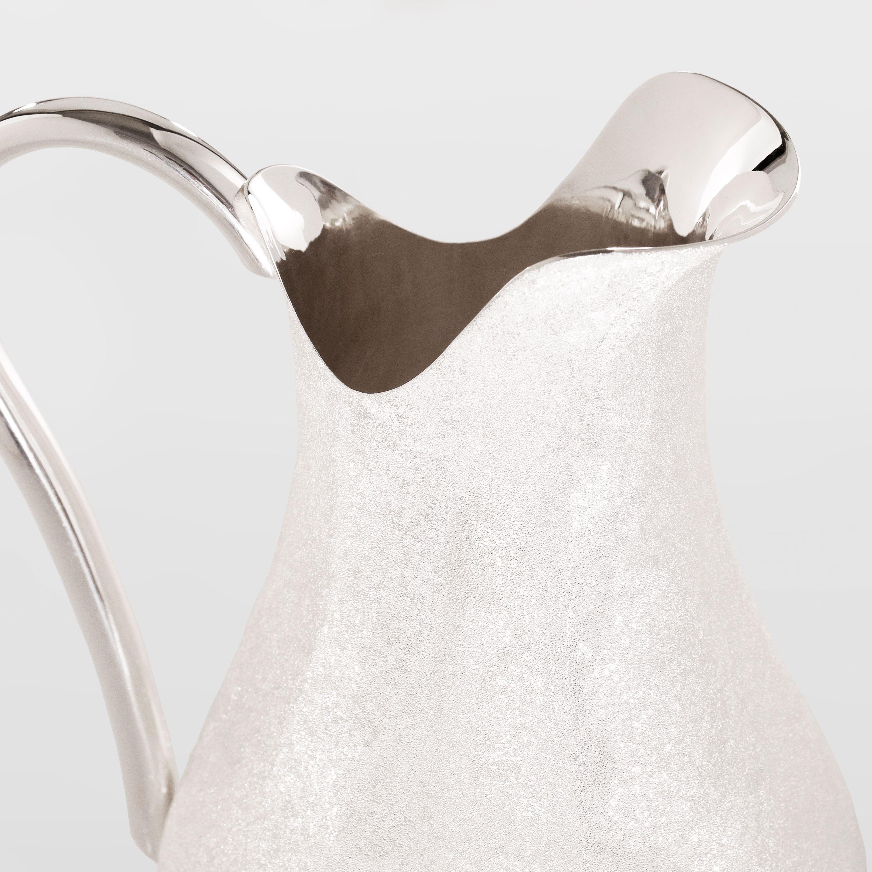 The K-over Pitcher is a good alternative to our traditional K-over. This product is thought to enrich our tables both in special occasions as well as in everyday life. This specific pitcher belongs to our Shining Collection but many customizations