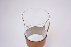 Pichet à eau en laiton, cuir et verre Original Werksttte Carl Aubck Vienne 1950