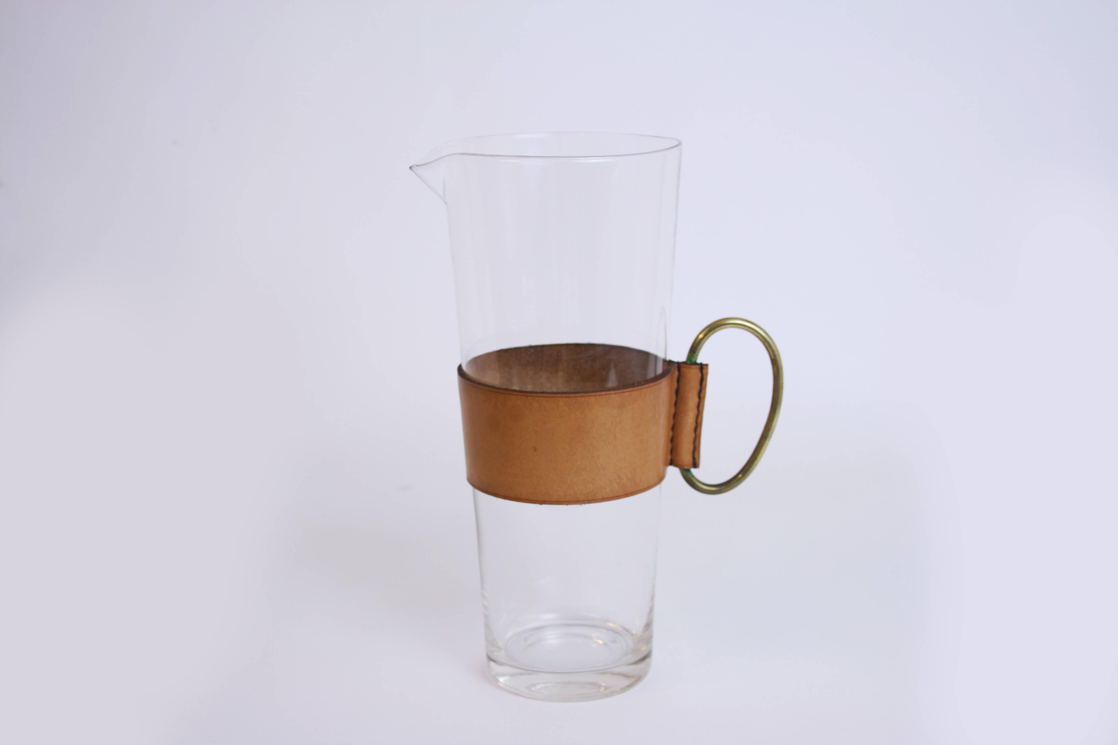 Krug Wasserkrug Messing Leder Glas Original Werksttte Carl Aubck Wien 1950 (Moderne der Mitte des Jahrhunderts) im Angebot