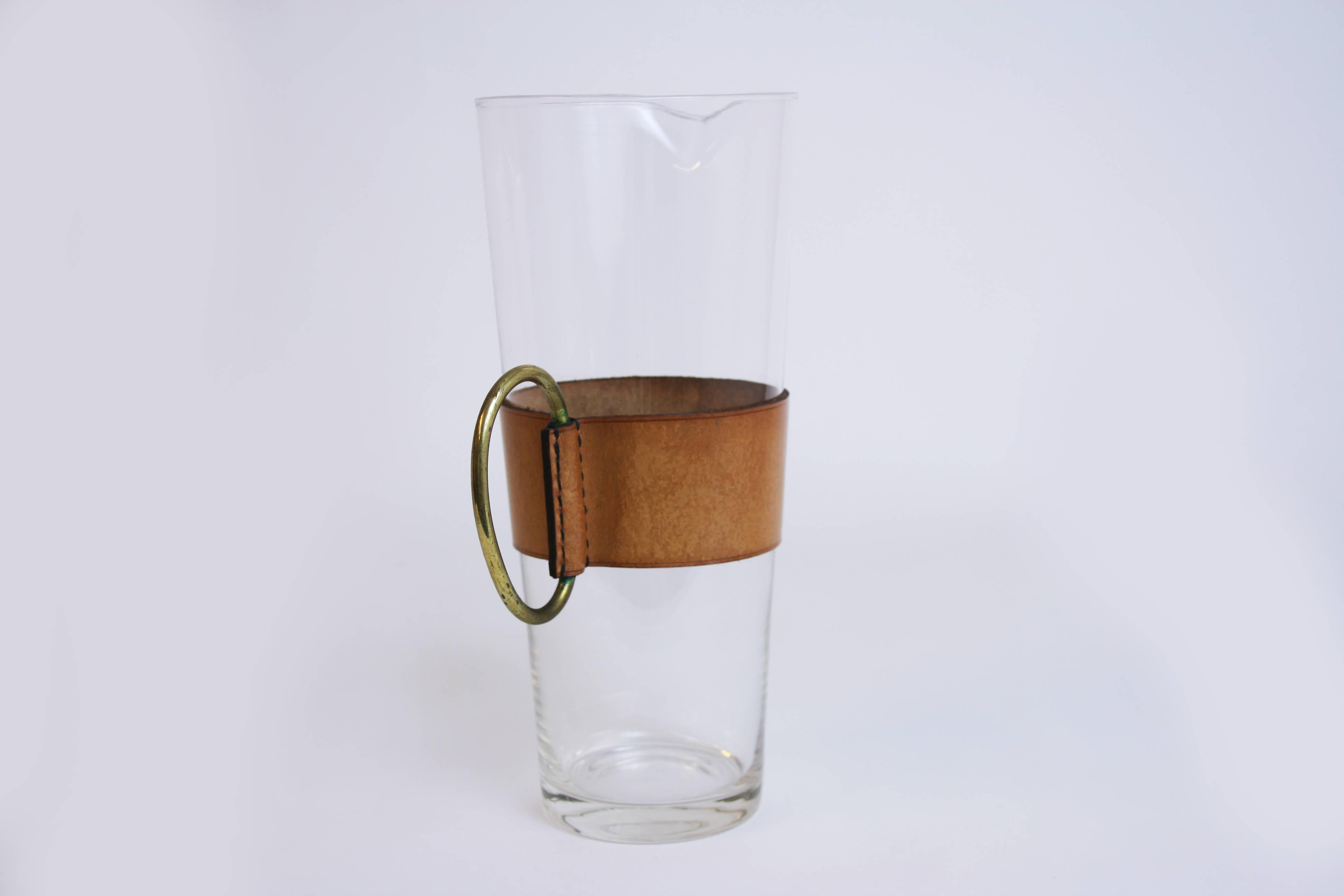 Krug Wasserkrug Messing Leder Glas Original Werksttte Carl Aubck Wien 1950 im Zustand „Gut“ im Angebot in Vienna, AT