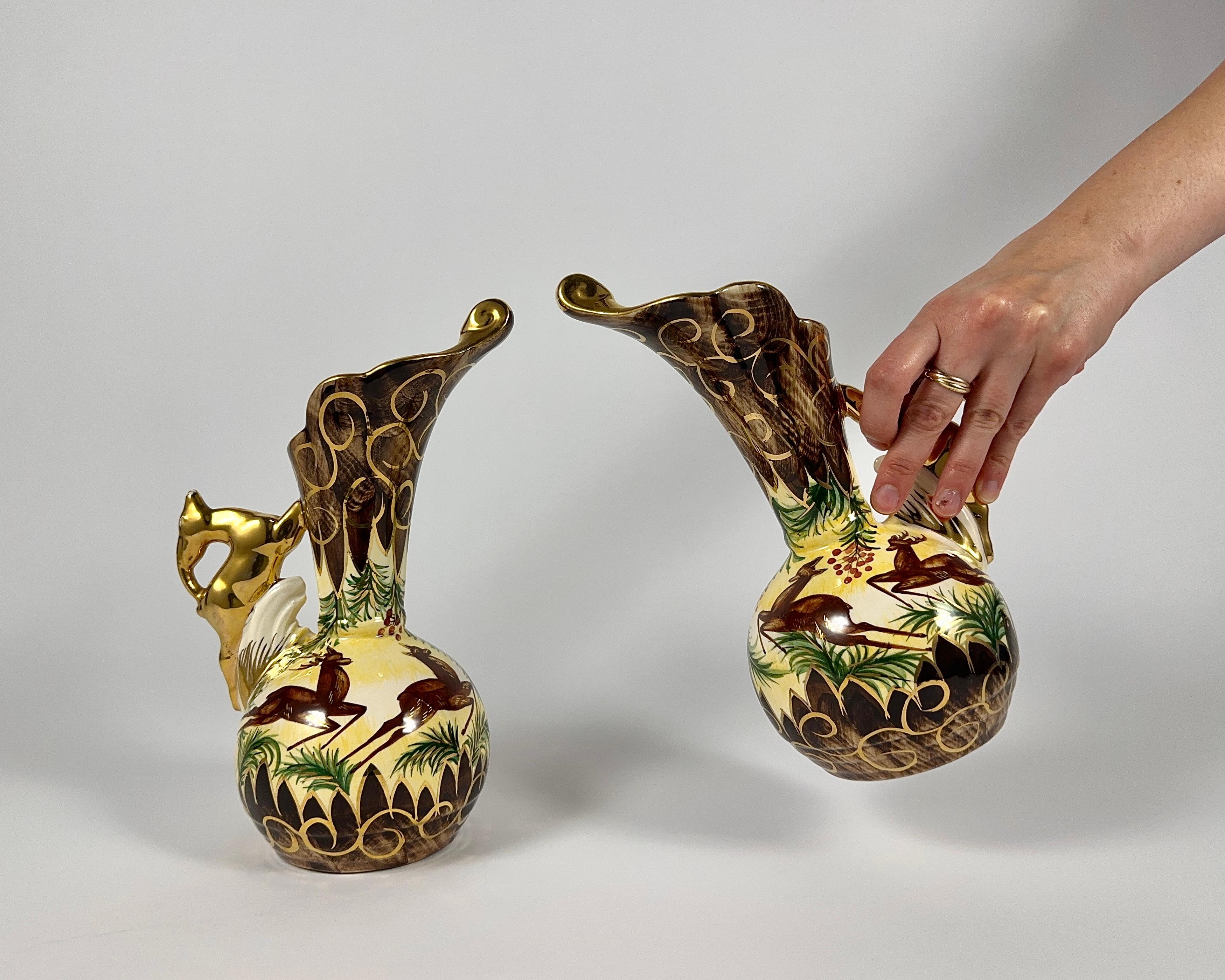Jarrones vintage pintados a mano de bella forma con figuras de ciervos en lugar de asas de la famosa marca belga H. Bequet.

Muy bonito ejemplo del artista de la porcelana Hubert Bequet, este jarrón pintado a mano muestra un ciervo artísticamente
