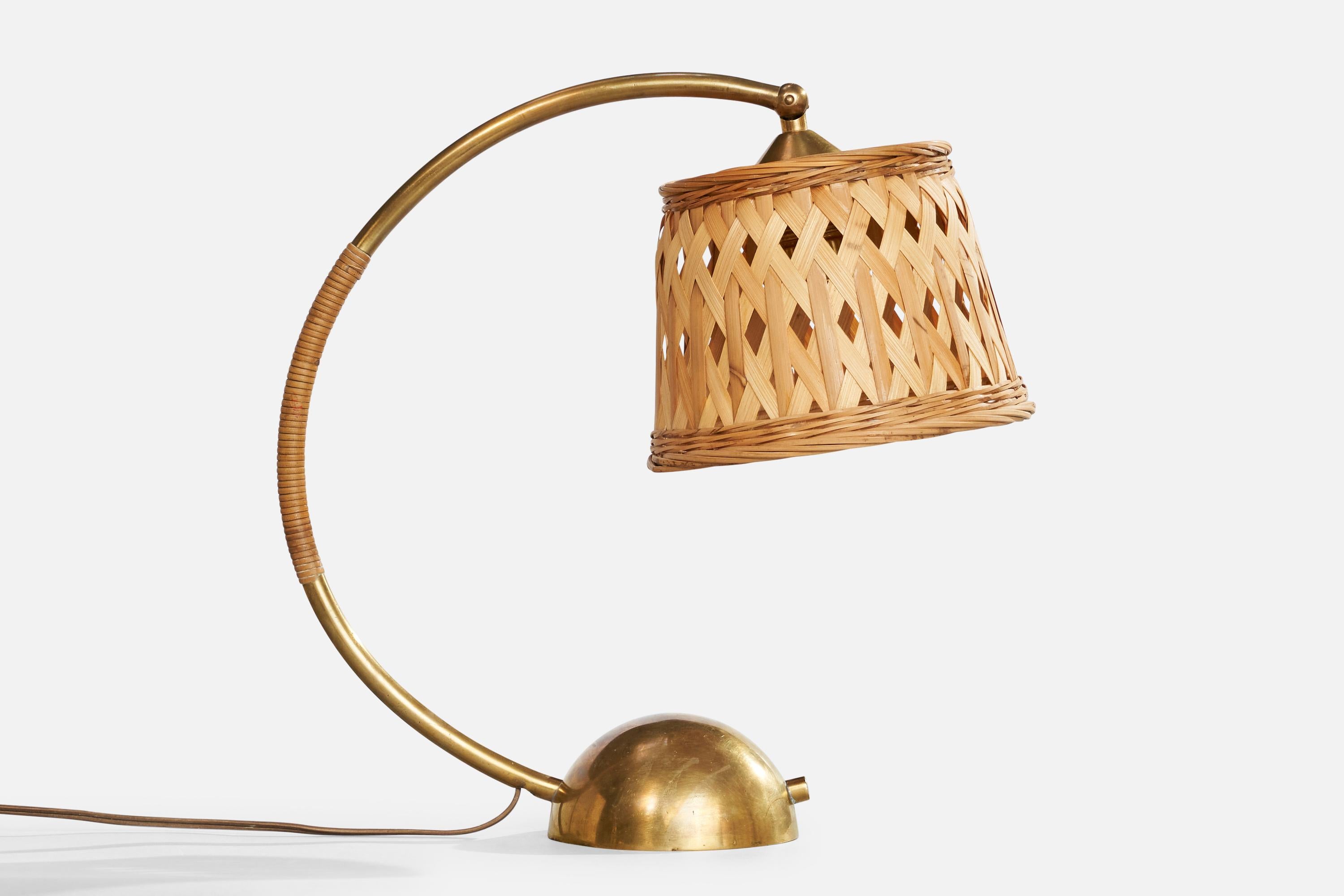 Lampada da tavolo in ottone e rattan attribuita a Pitt Müller, Germania, anni '50 circa.

Dimensioni della lampada con paralume (pollici): 13,875