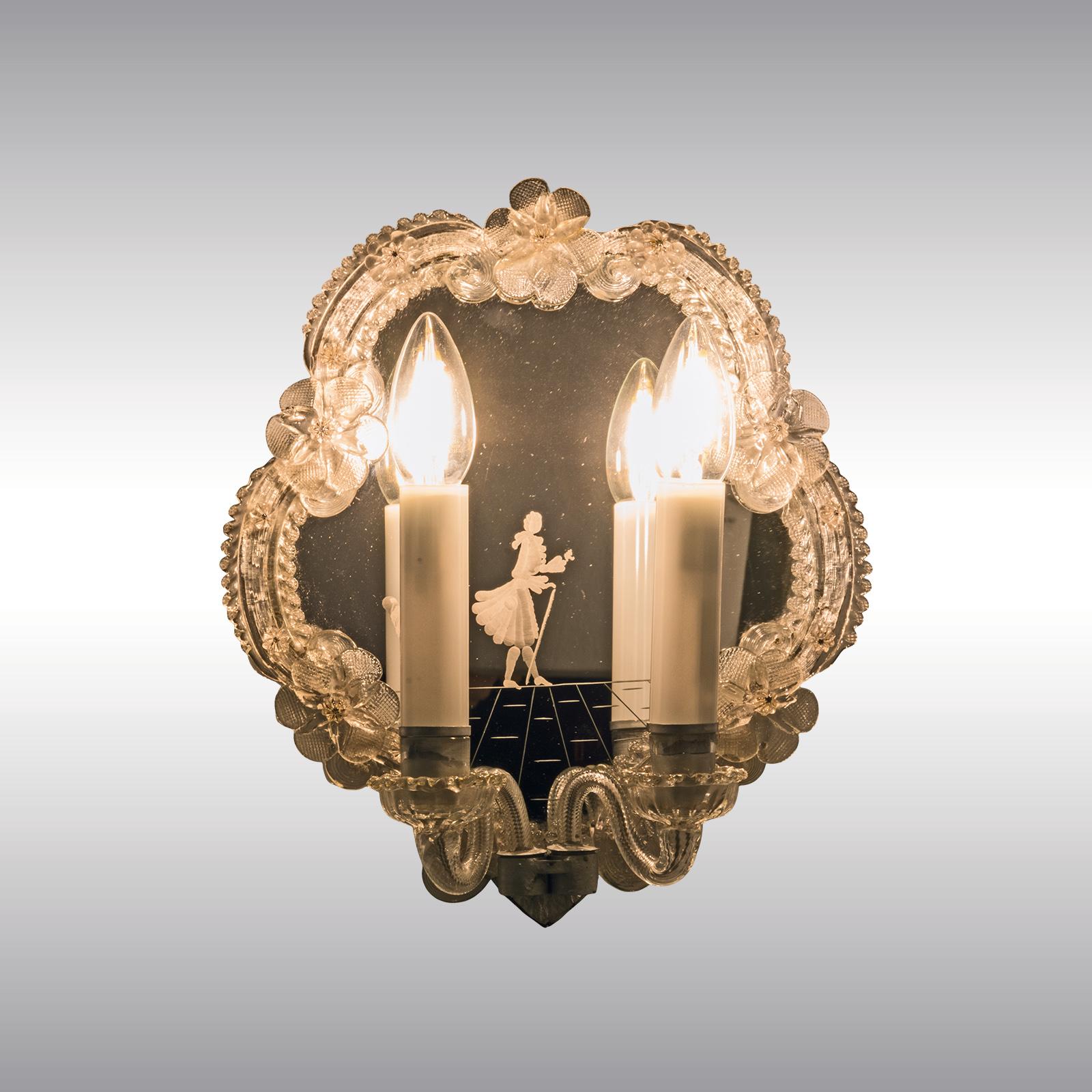 Glas graviert -Wandlampe im venezianischen Stil - Original der Zeit
Zweiarmige Glasvitrine mit figurativem, graviertem Spiegel.

 