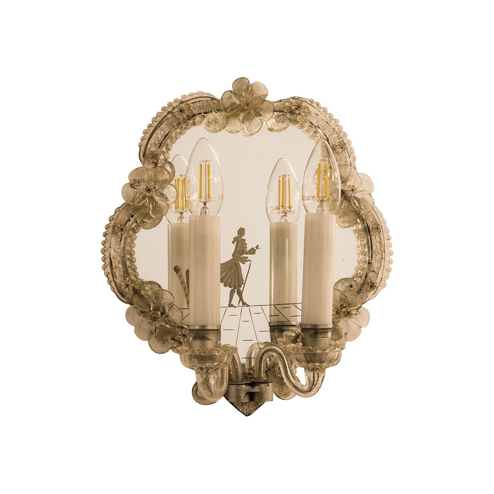 Vidrio grabado -Lámpara de pared de estilo veneciano - Original de la época
Aplique de cristal de dos brazos con espejo figurativo grabado.

