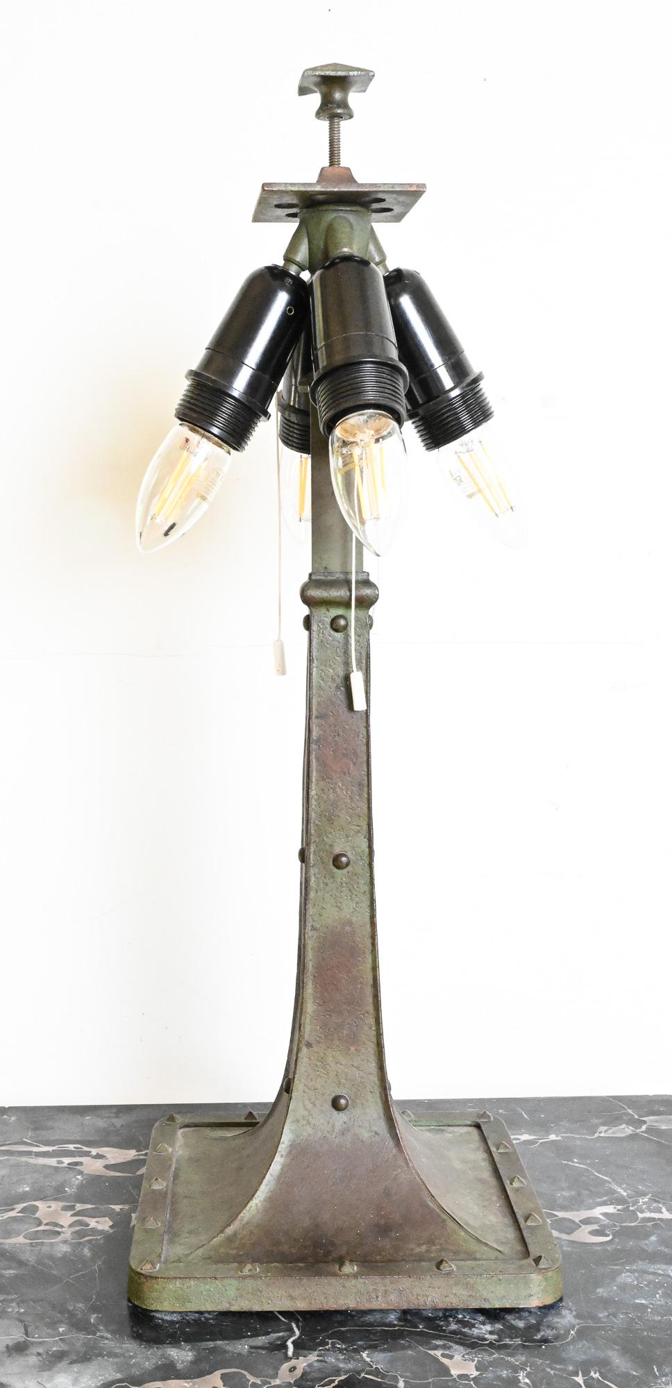 Pittsburgh Scenic Slag Glass Table Lamp (lampe de table) en vente 6