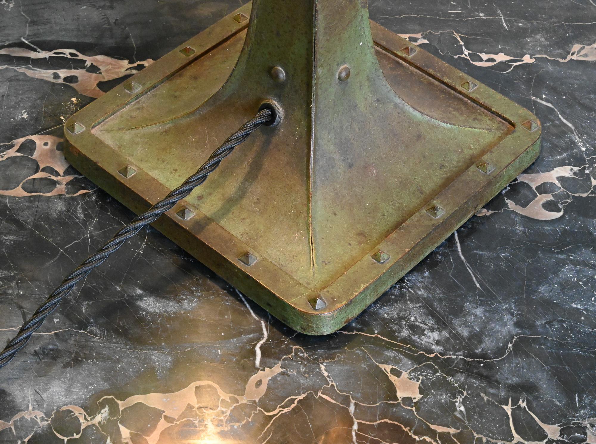 Pittsburgh Scenic Slag Glass Table Lamp (lampe de table) en vente 10