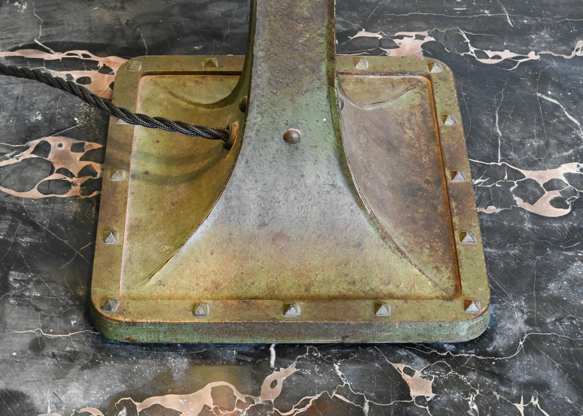 Pittsburgh Scenic Slag Glass Table Lamp (lampe de table) en vente 11