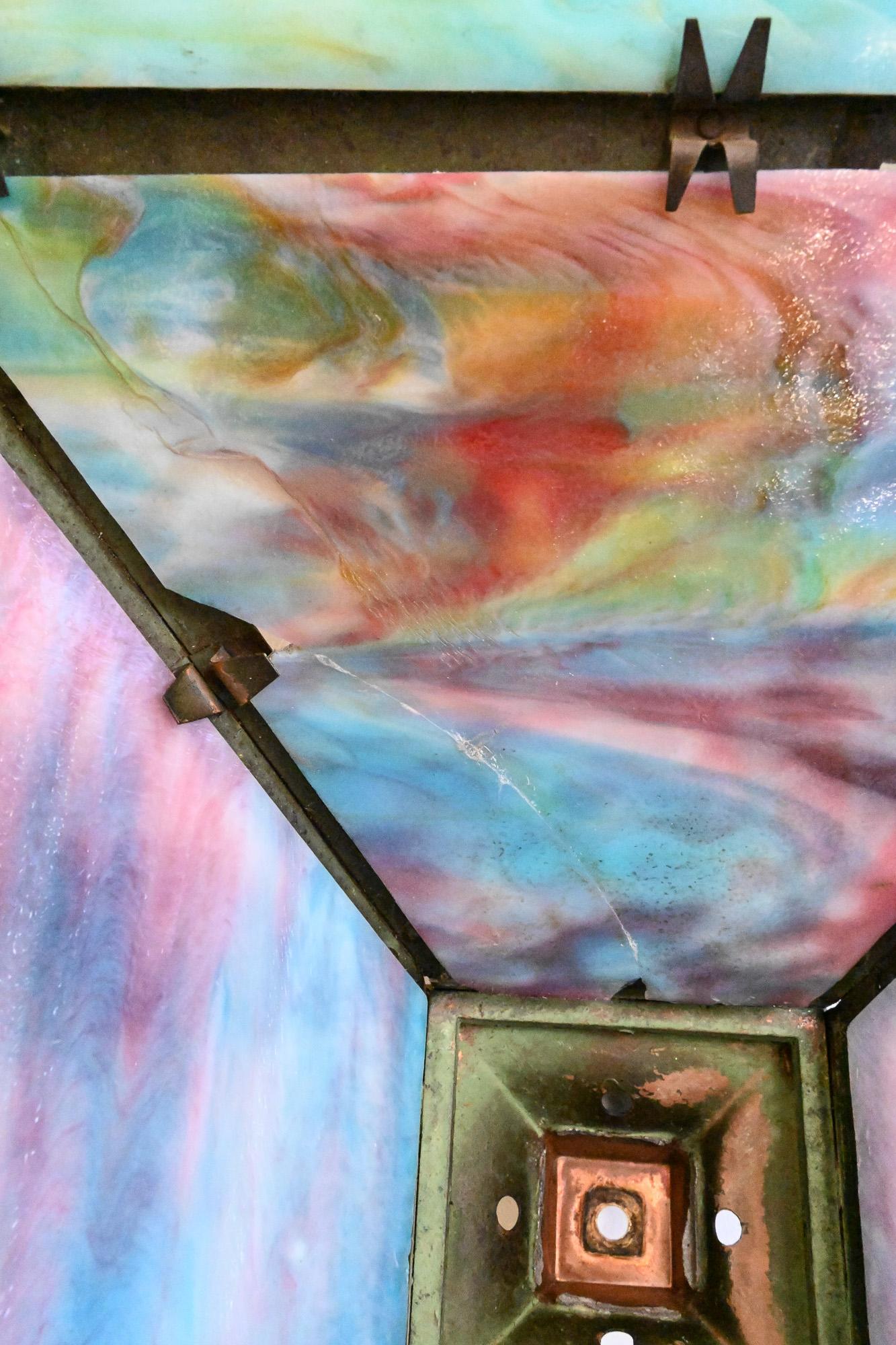 Pittsburgh Scenic Slag Glass Table Lamp (lampe de table) État moyen - En vente à Henley-on Thames, Oxfordshire