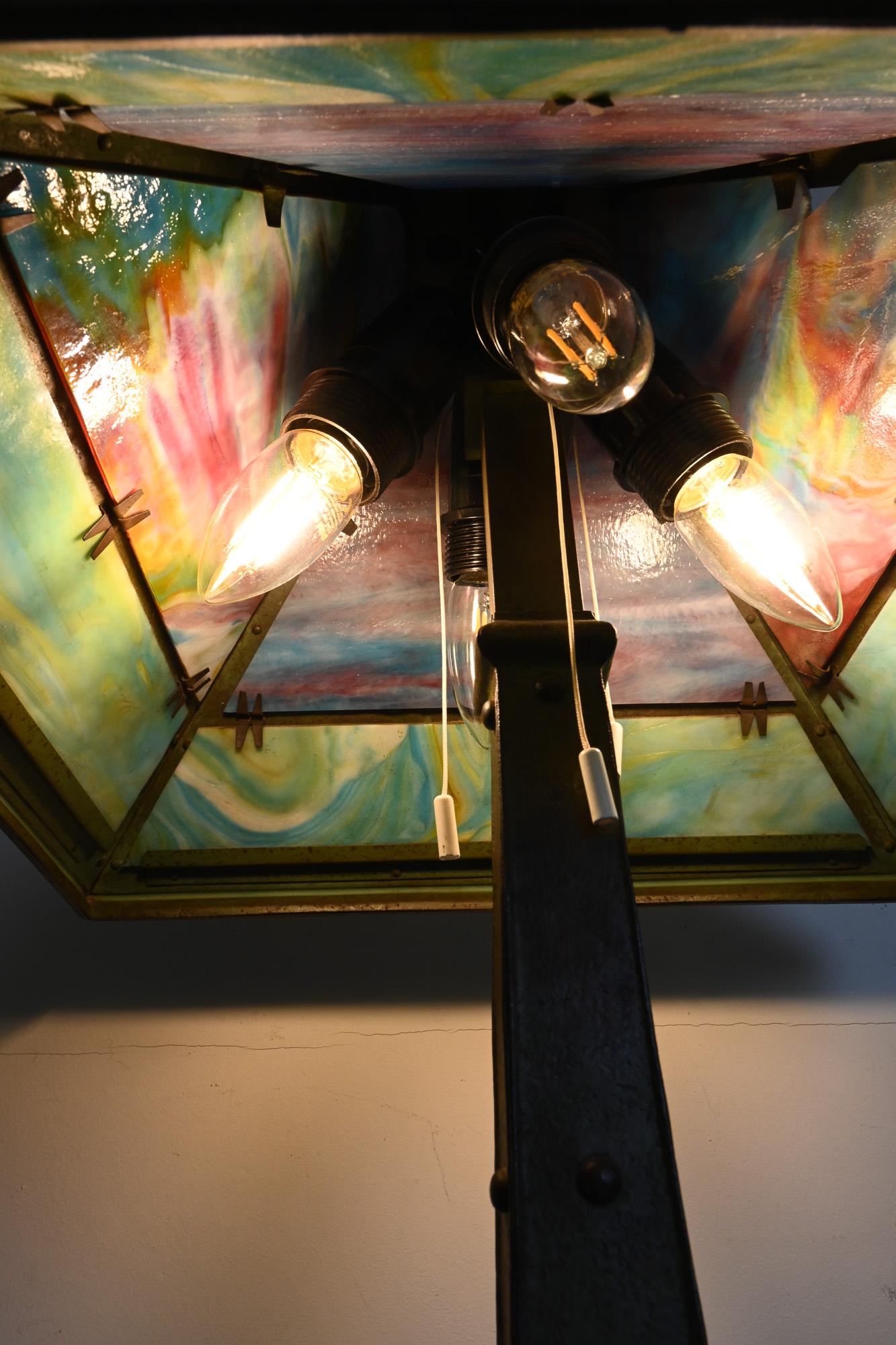 20ième siècle Pittsburgh Scenic Slag Glass Table Lamp (lampe de table) en vente