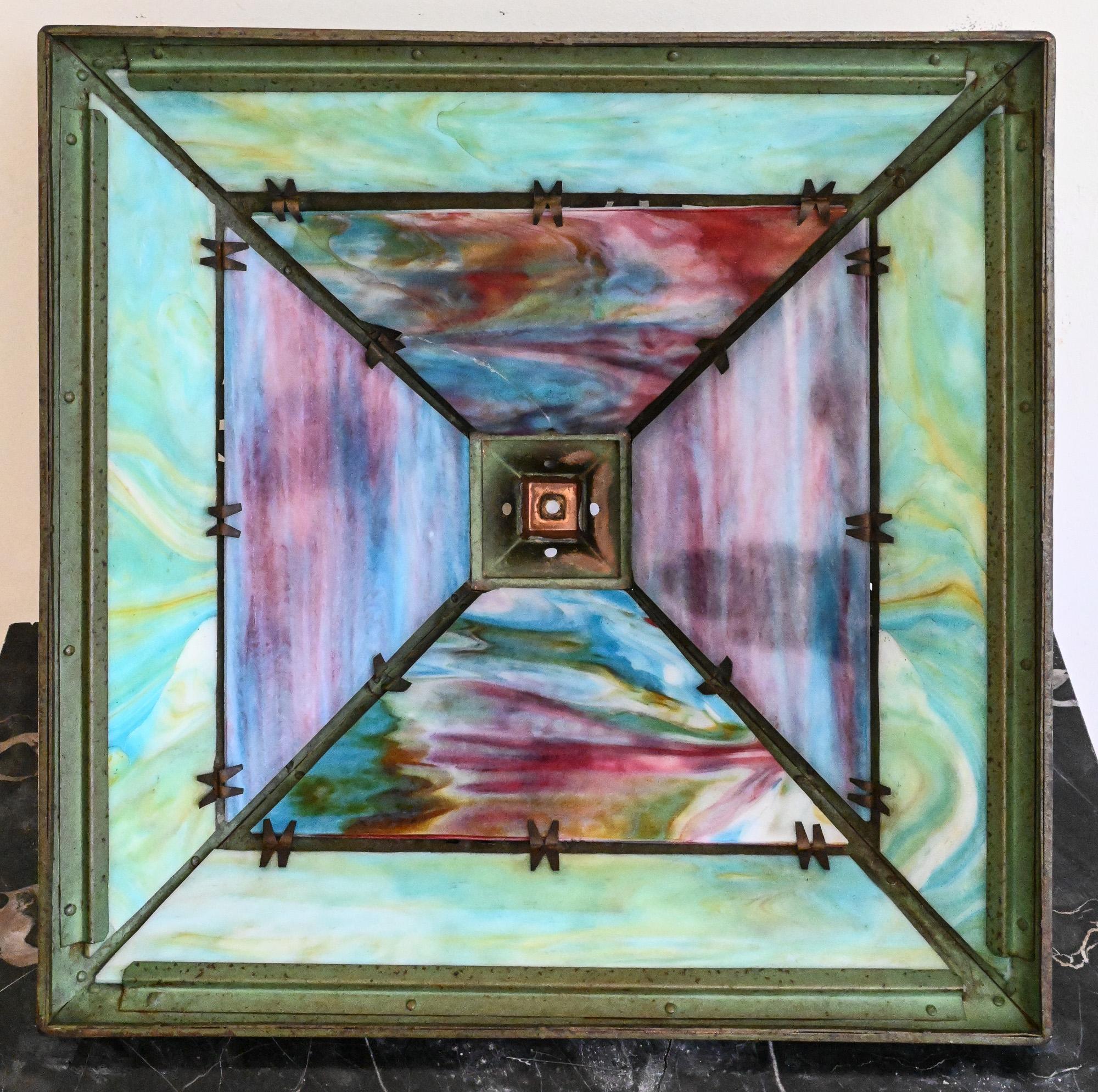 Métal Pittsburgh Scenic Slag Glass Table Lamp (lampe de table) en vente