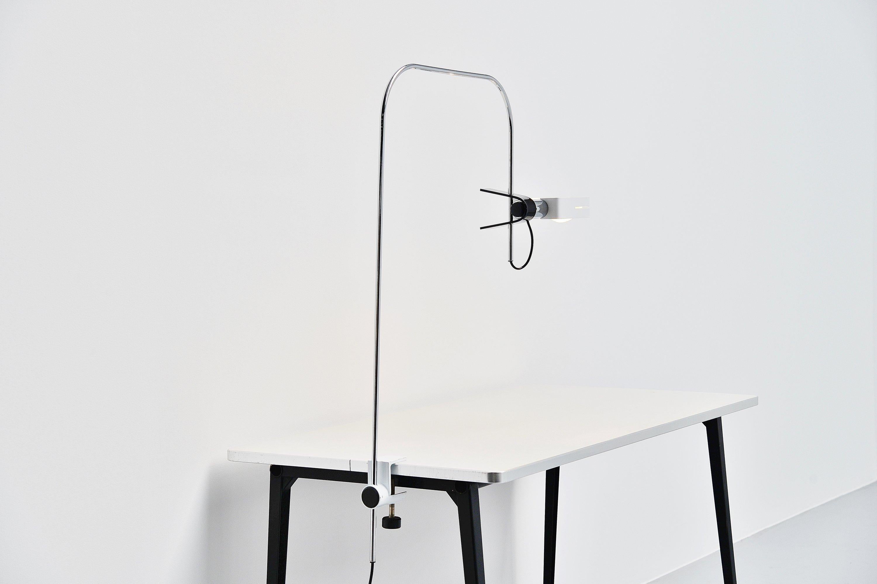 Very nice minimal clamp desk lamp made by Piuluce, Italy, 1970. This desk lamp has a very nice ingenious system which is similar to the designs by Renato Forti for Oluce. The lamp can be clamped easily to a desk or table and is adjustable in height.