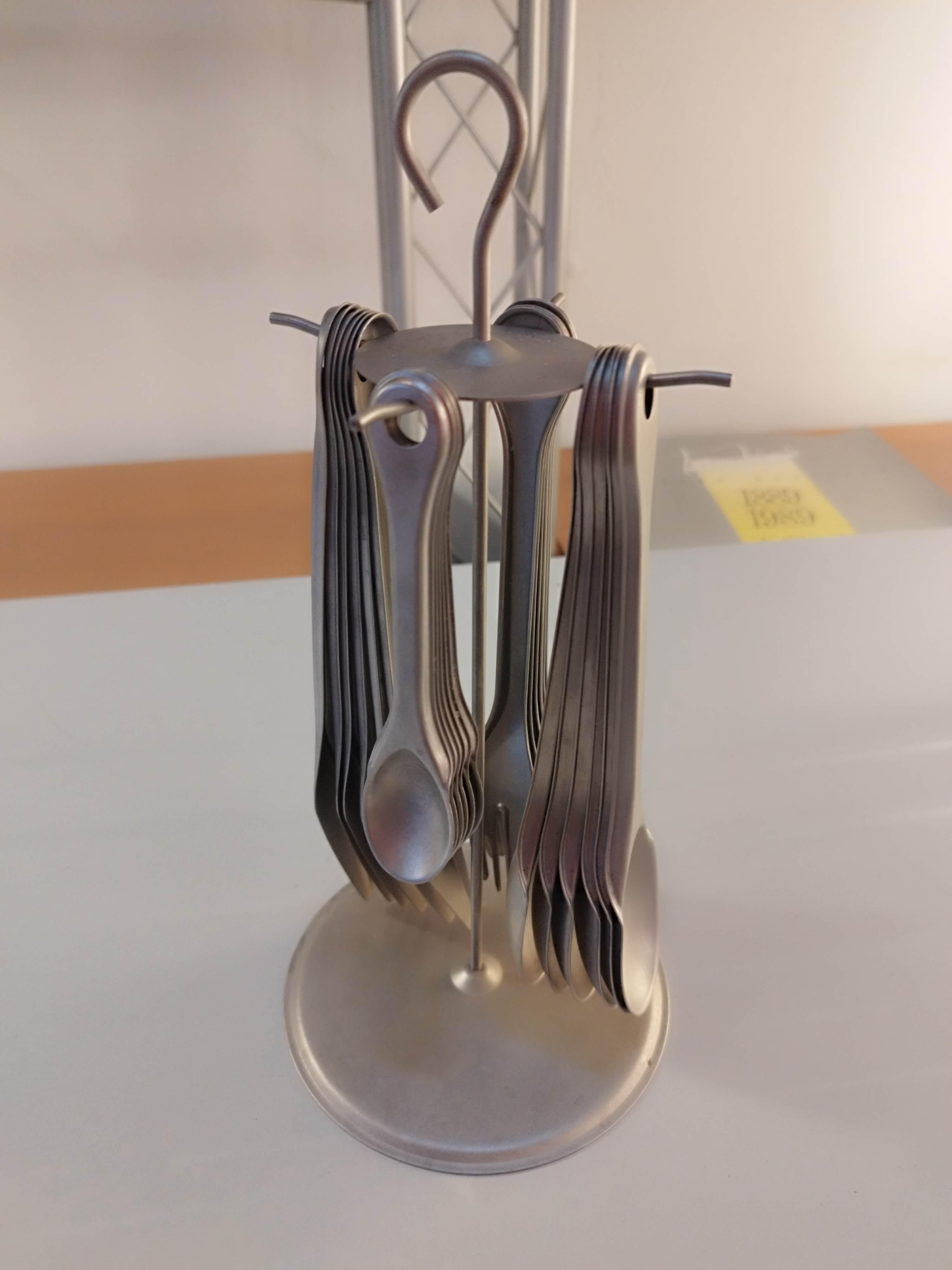 Enzo Mari Piuma Flatware Set, Italy, 1960s

Rare Piuma flatware complet set, composed by six fork, six knives, six spoon, six tea spoon.

Designed by Enzo Mari, one of the most influential Italian designers of the 20th century. Produced in the