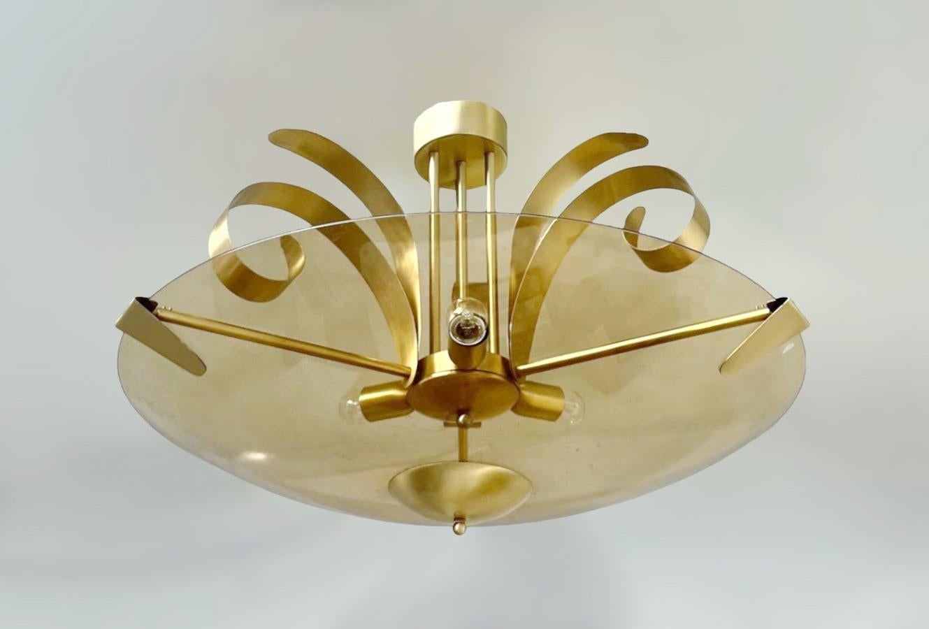 Lampadario italiano moderno in stile art déco con paralume in vetro di Murano curvo color ambra fumé montato su una struttura in ottone massiccio con finitura in ottone satinato / Disegnato da Fabio Bergomi per Fabio LTD / Made in Italy 
3 luci /