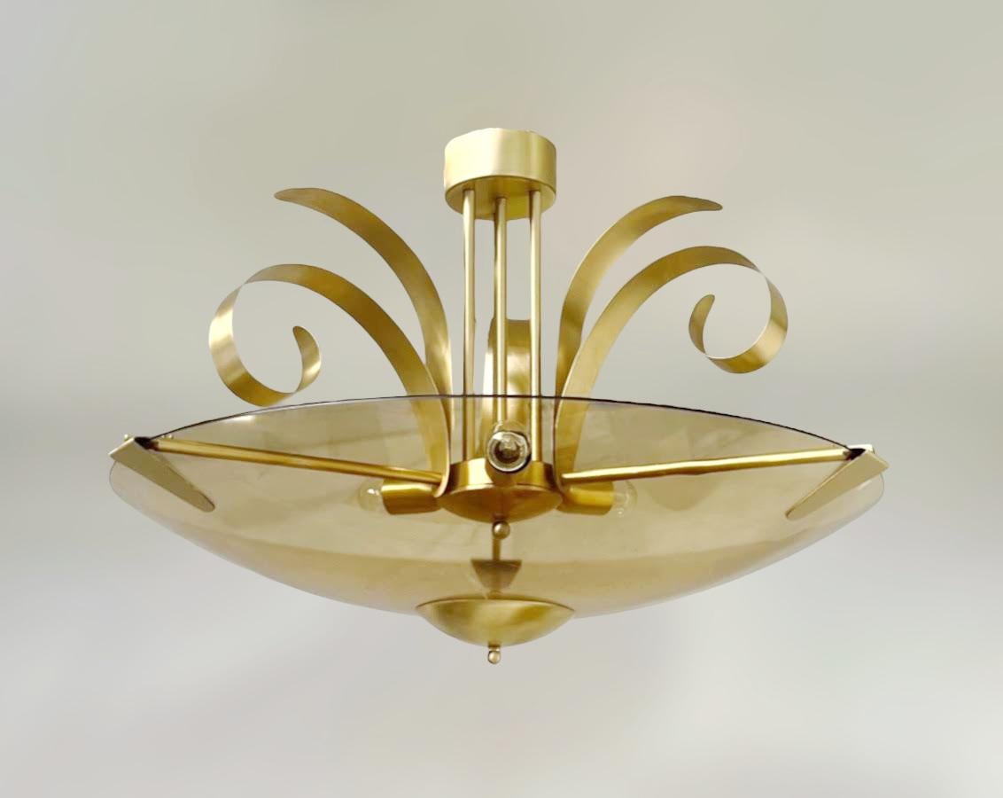 Italian modern art deco style chandelier with a smoked amber curved Murano glass shade mounted on solid brass structure in satin brass finish / Designed by Fabio Bergomi for Fabio Ltd / Made in Italy
3 lights / E26 or E27 type / max 60W