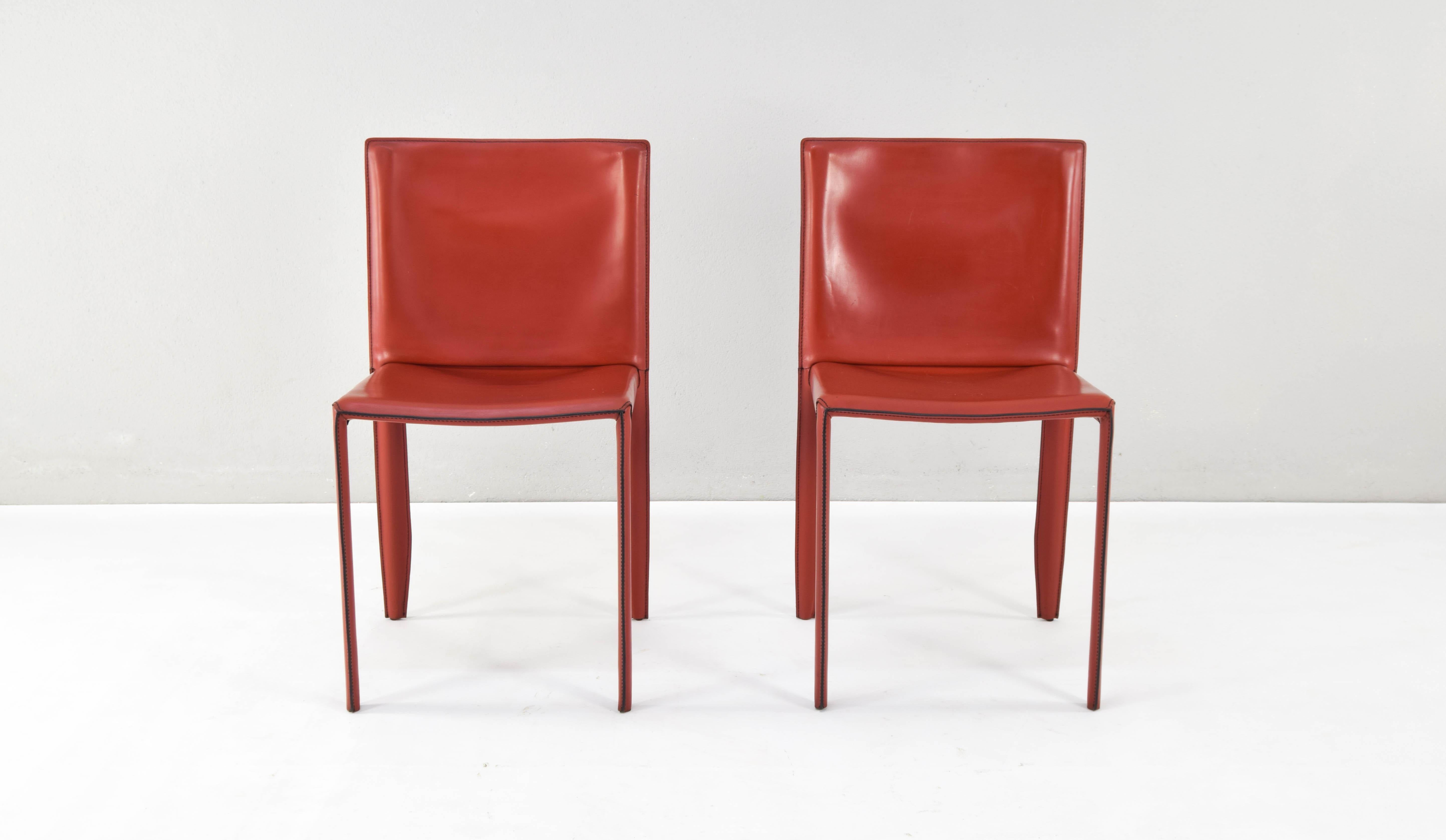 Piuma model chairs designed by Studio Kronos for Cattelan Italia.
This pair of first edition chairs are characterized by an elegant V-shaped decoration sewn on the back, which differentiates them from the current ones. Two decades later the Piuma