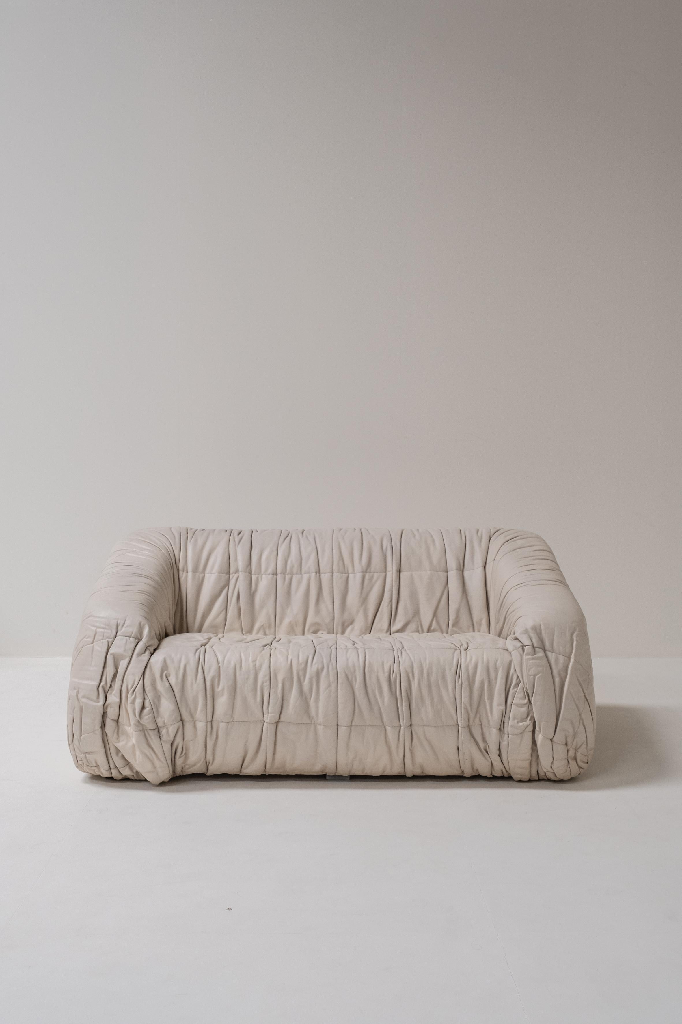 piumino 2-seater sofa by jonathan de pas, italy, 1970s

This rare piumino 2-seater sofa was designed by jonathan de pas in the 1970s and reflects the relaxed, sculptural aesthetic of italian radical design from that era. With its generous curves and
