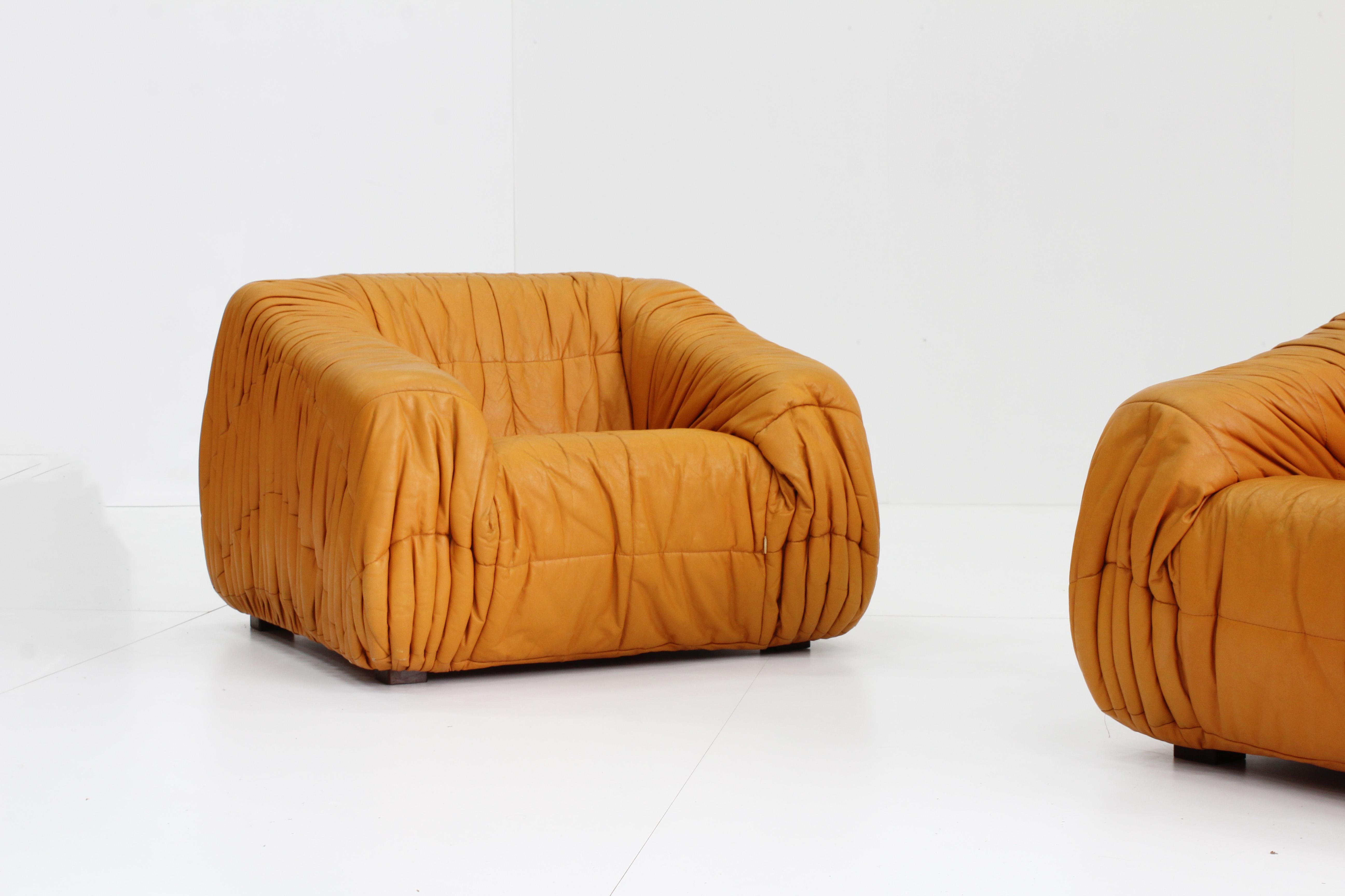 Piumino sofa & 2 lounge chairs by Jonathan de Pas, Donato d'Urbino  & Paolo Lomazzi for Dall’occa , 1970s Italy.  This vintage design piece is in cognac colour, completely made of foam and very comfortable. In good condition , with some minor traces