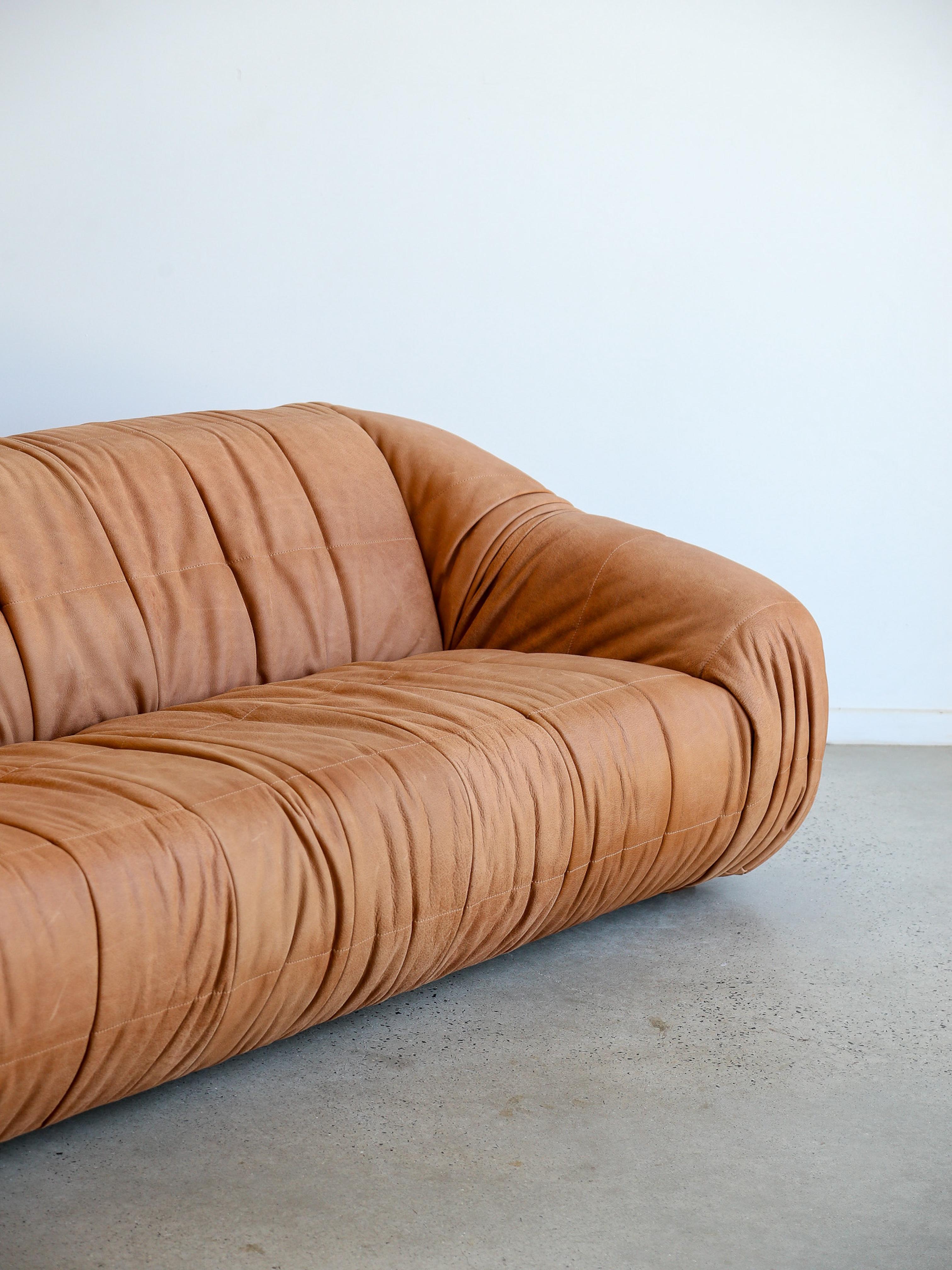 Piumino-Sofa aus cognacfarbenem Leder von De Pas D'Urbino Lomazzi für Dell'Oca (Moderne der Mitte des Jahrhunderts) im Angebot